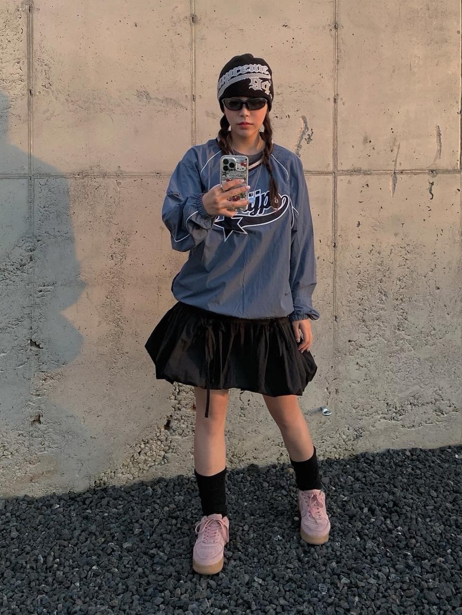 Supreme New Era Script Beanie Black - 22FW, Nike Air Force 1 '07 LV8 Suede Particle Pink Gum 착용 스타일 - 1