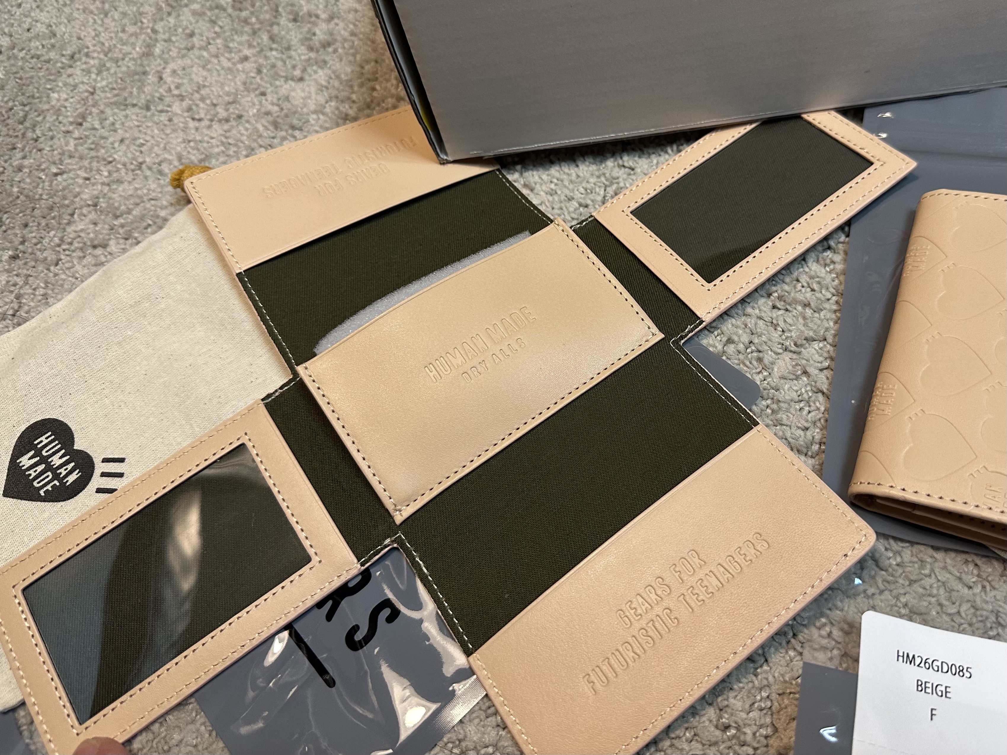 Human Made Leather Card Case Beige, Human Made Leather Multi Pass Case Beige 착용 스타일 - 2
