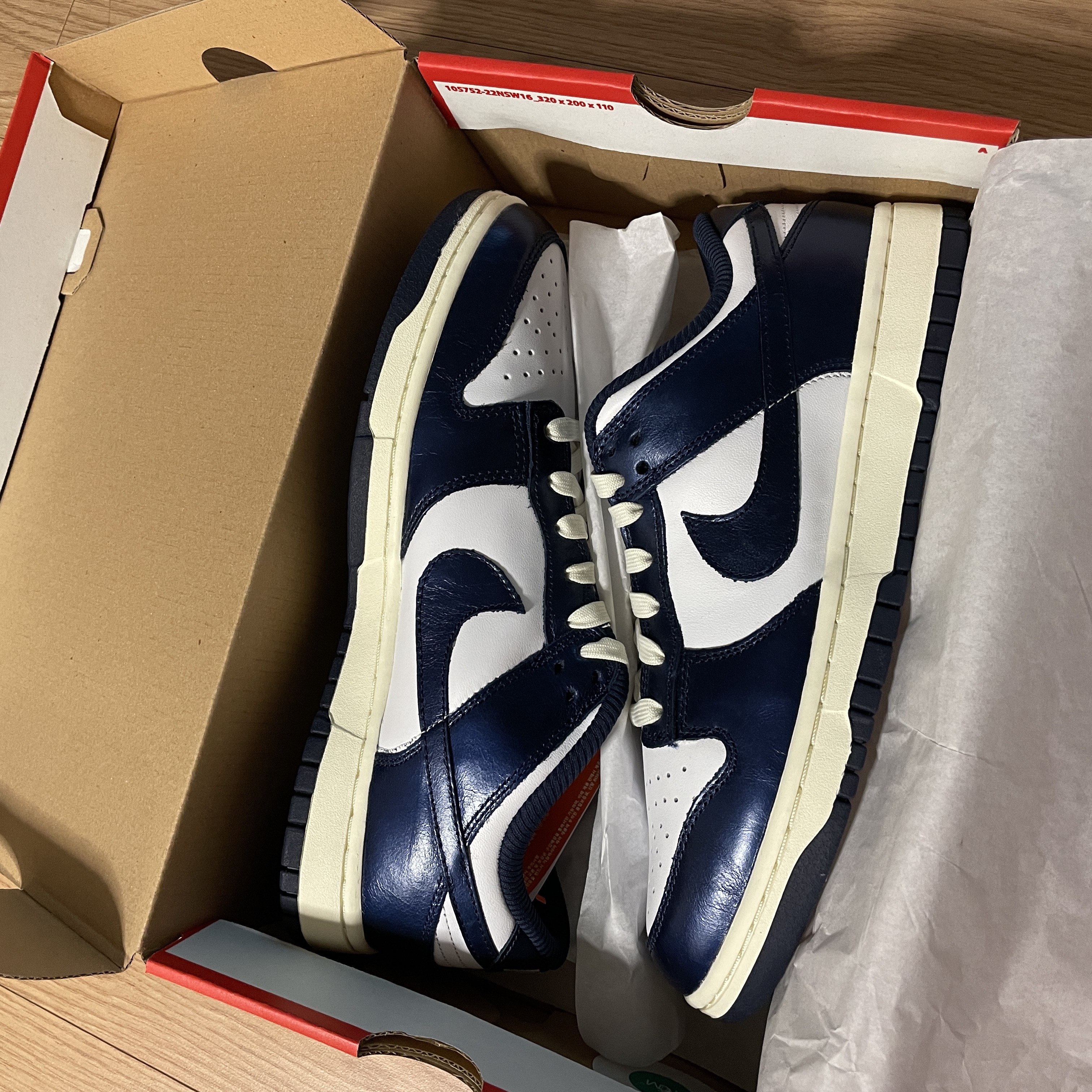 (W) Nike Dunk Low PRM Midnight Navy and White 착용 스타일 - 2