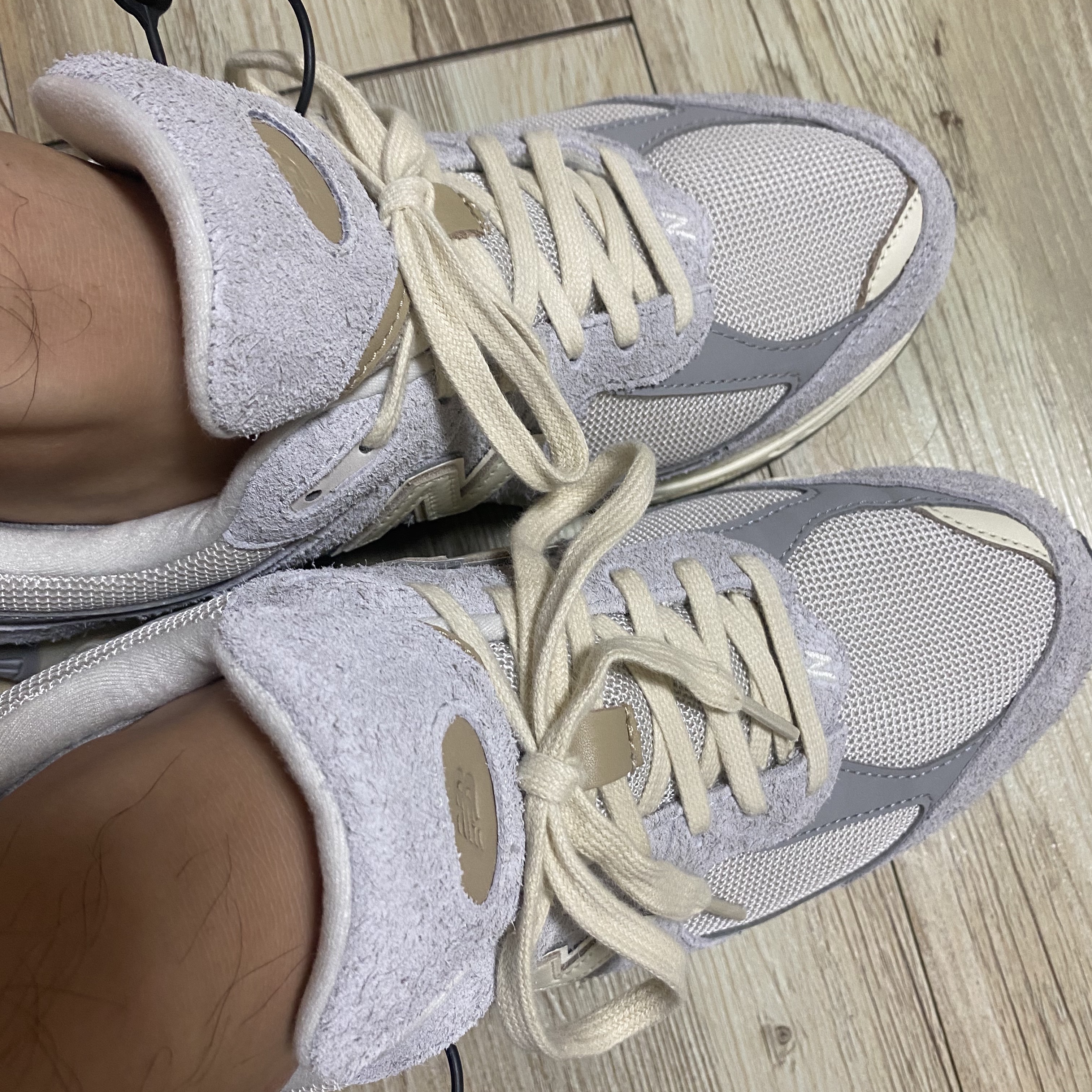 New Balance 2002R Rain Cloud Angora 착용 스타일 - 2