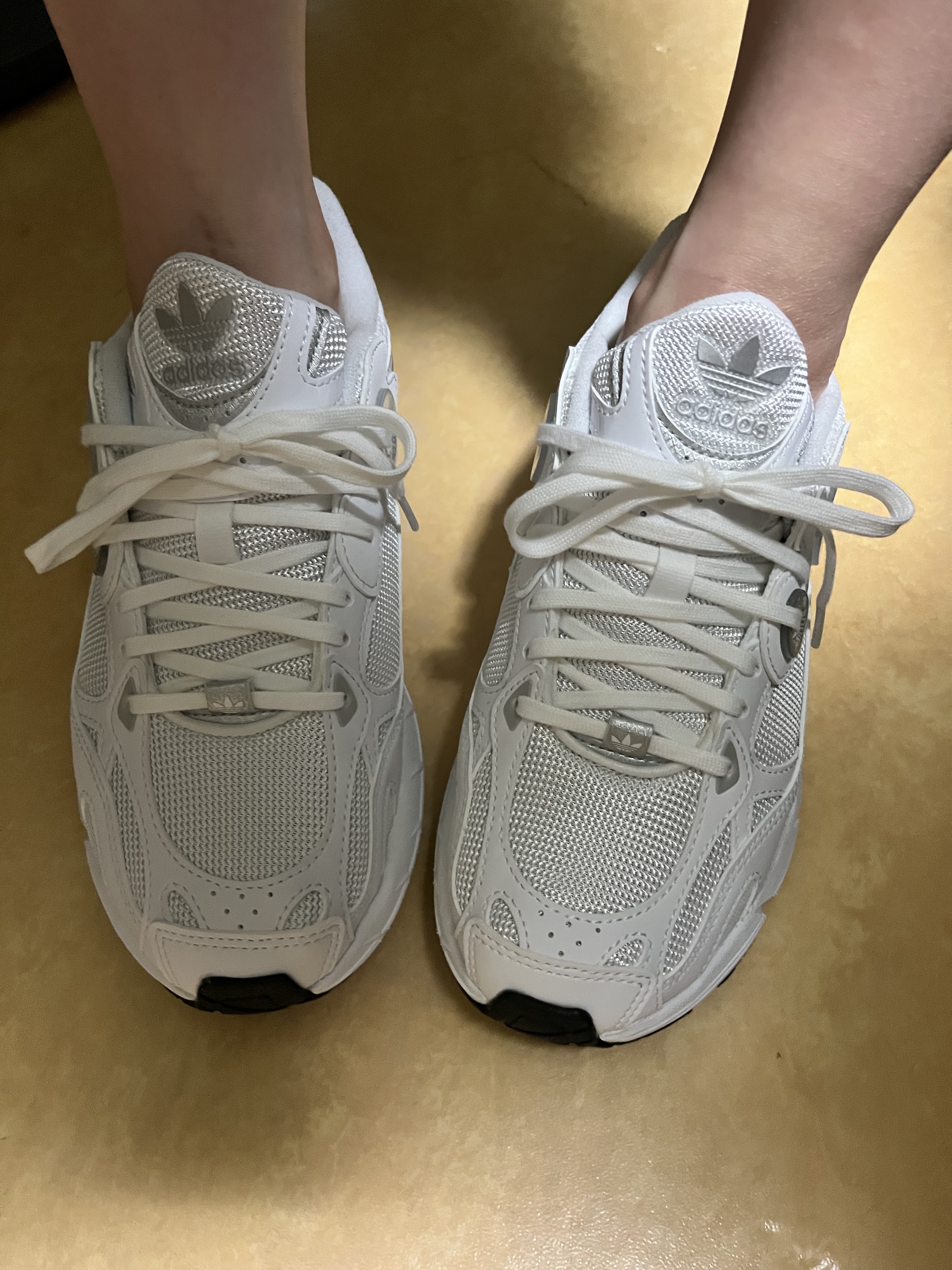 (W) Adidas Astir Cloud White Silver Metallic 착용 스타일 - 1