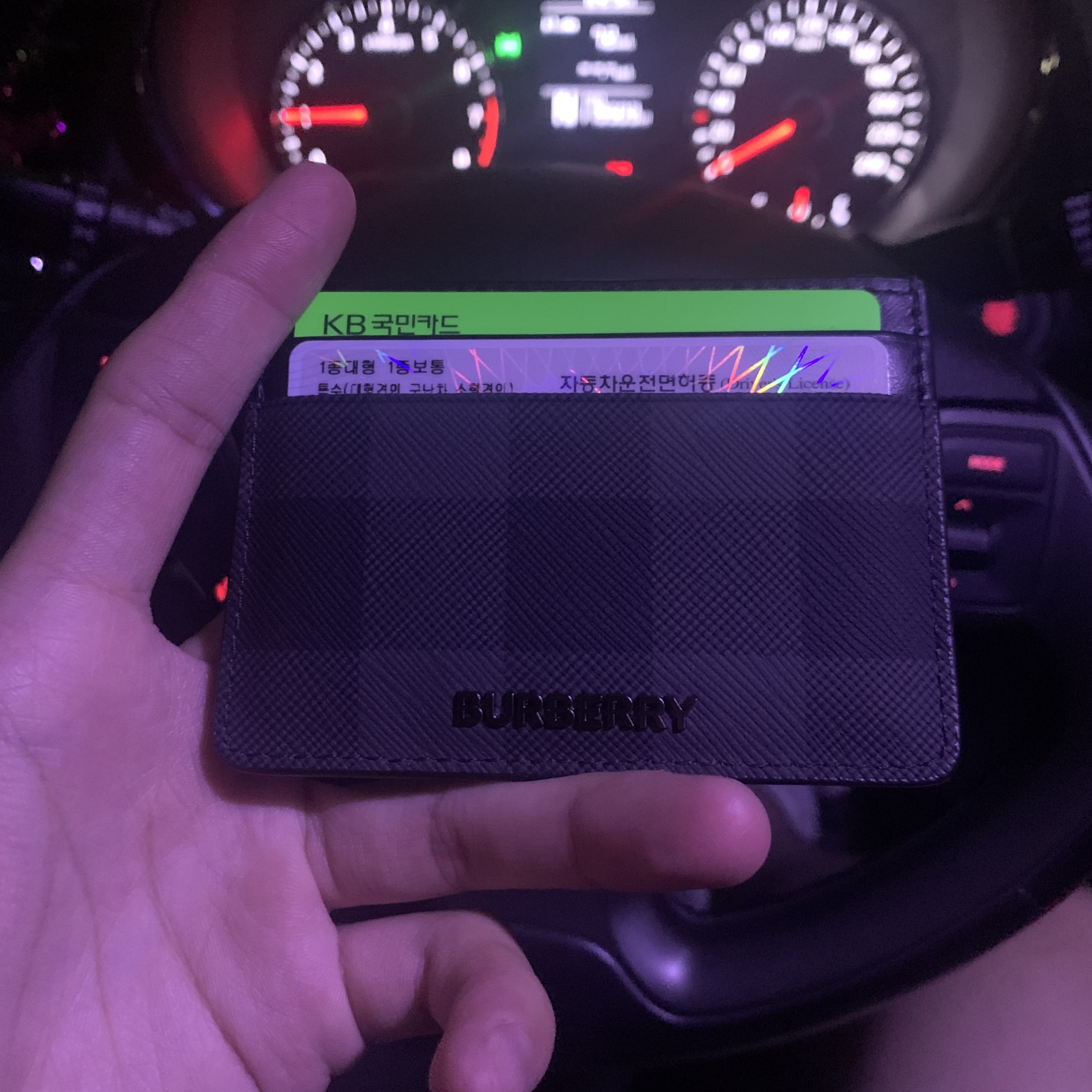 Burberry Check Leather Card Case Charcoal 착용 스타일