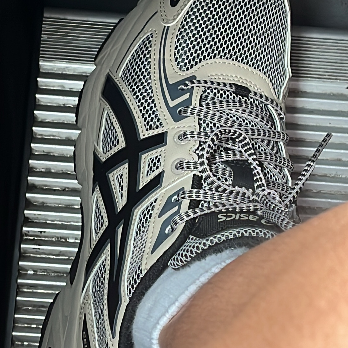 Asics Gel-Venture 6 Feather Grey Black 착용 스타일 - 1