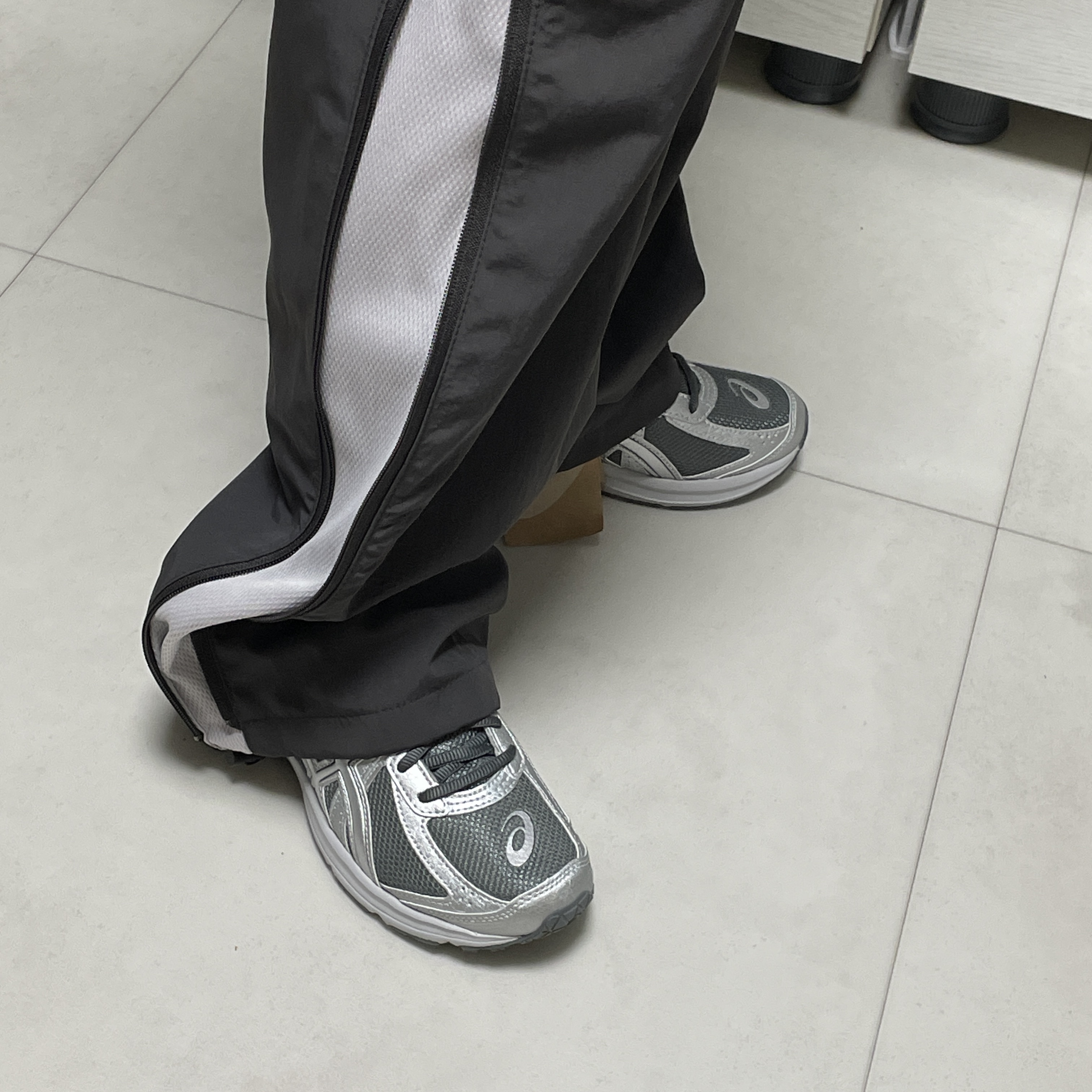 Asics Jog 100 S SMU Sheet Rock Pure Silver - 2E Wide 착용 스타일 - 1