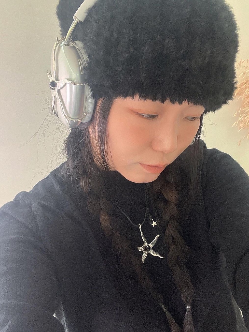 [KREAM 단독 / 예약 배송] Clu. Sheriff Airpods Max Cover Onyx, [KREAM 단독 / 예약 배송] Clu. Sheriff Necklace Onyx 착용 스타일 - 2