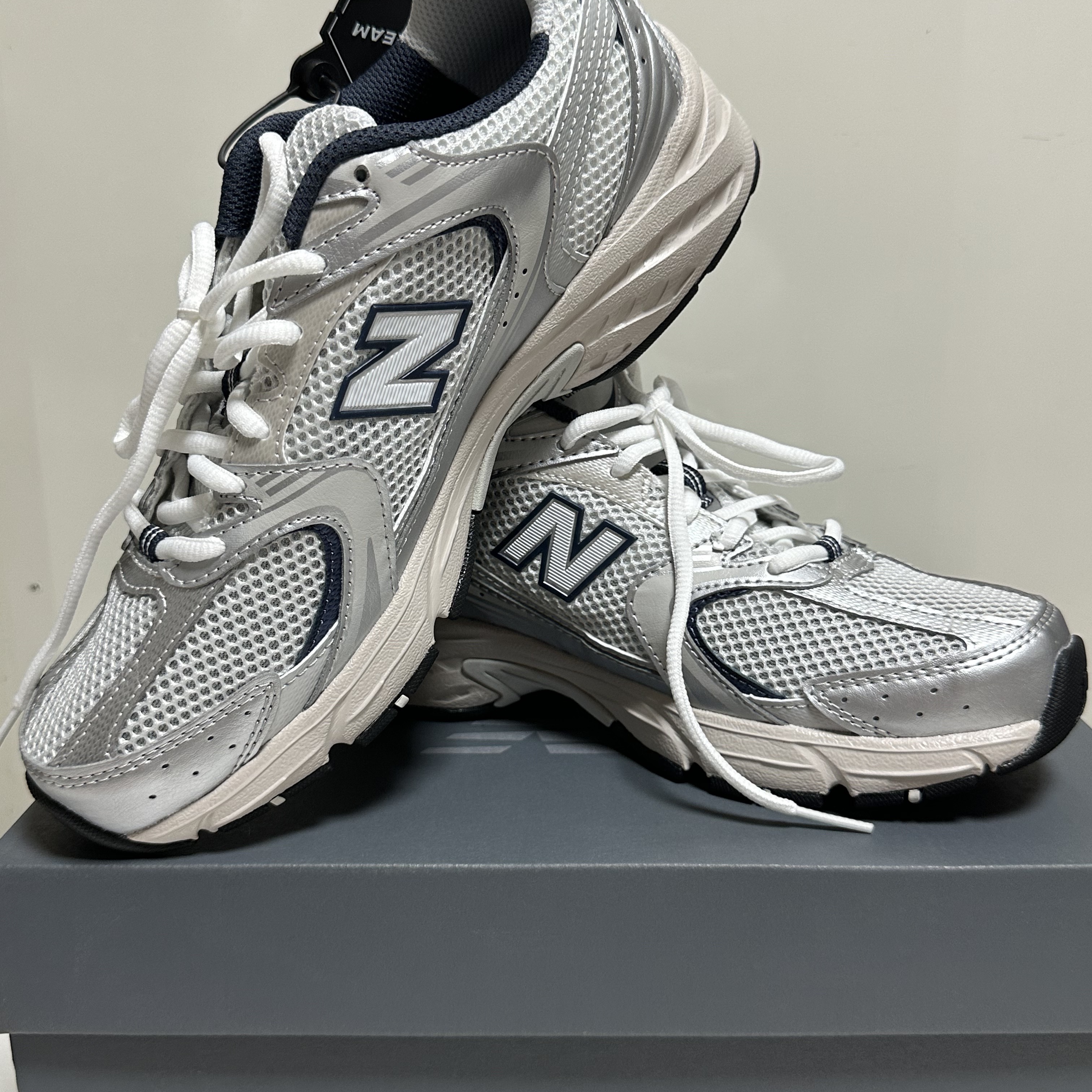 New Balance 530 Steel Grey 착용 스타일 - 3