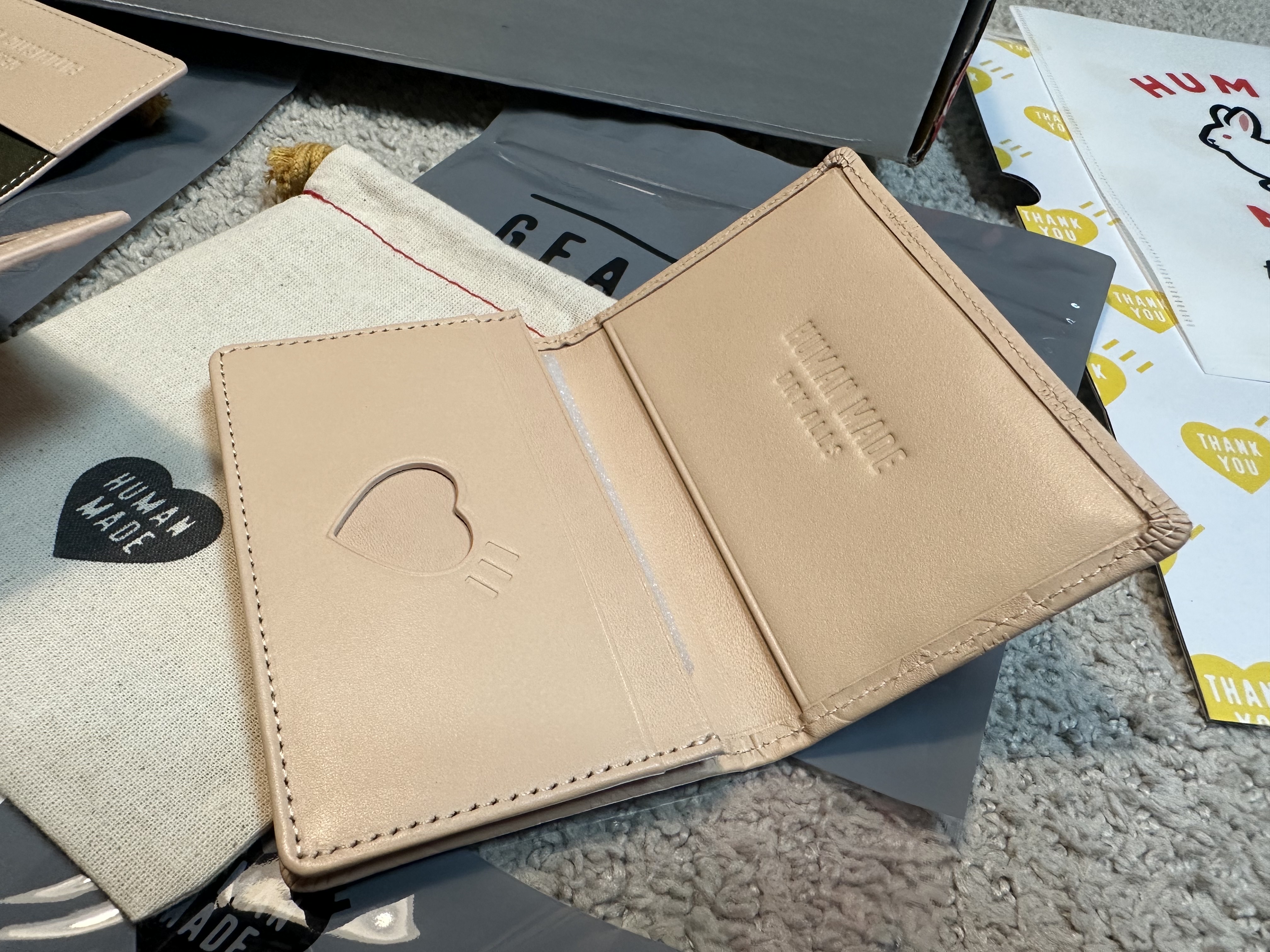 Human Made Leather Card Case Beige, Human Made Leather Multi Pass Case Beige 착용 스타일 - 3