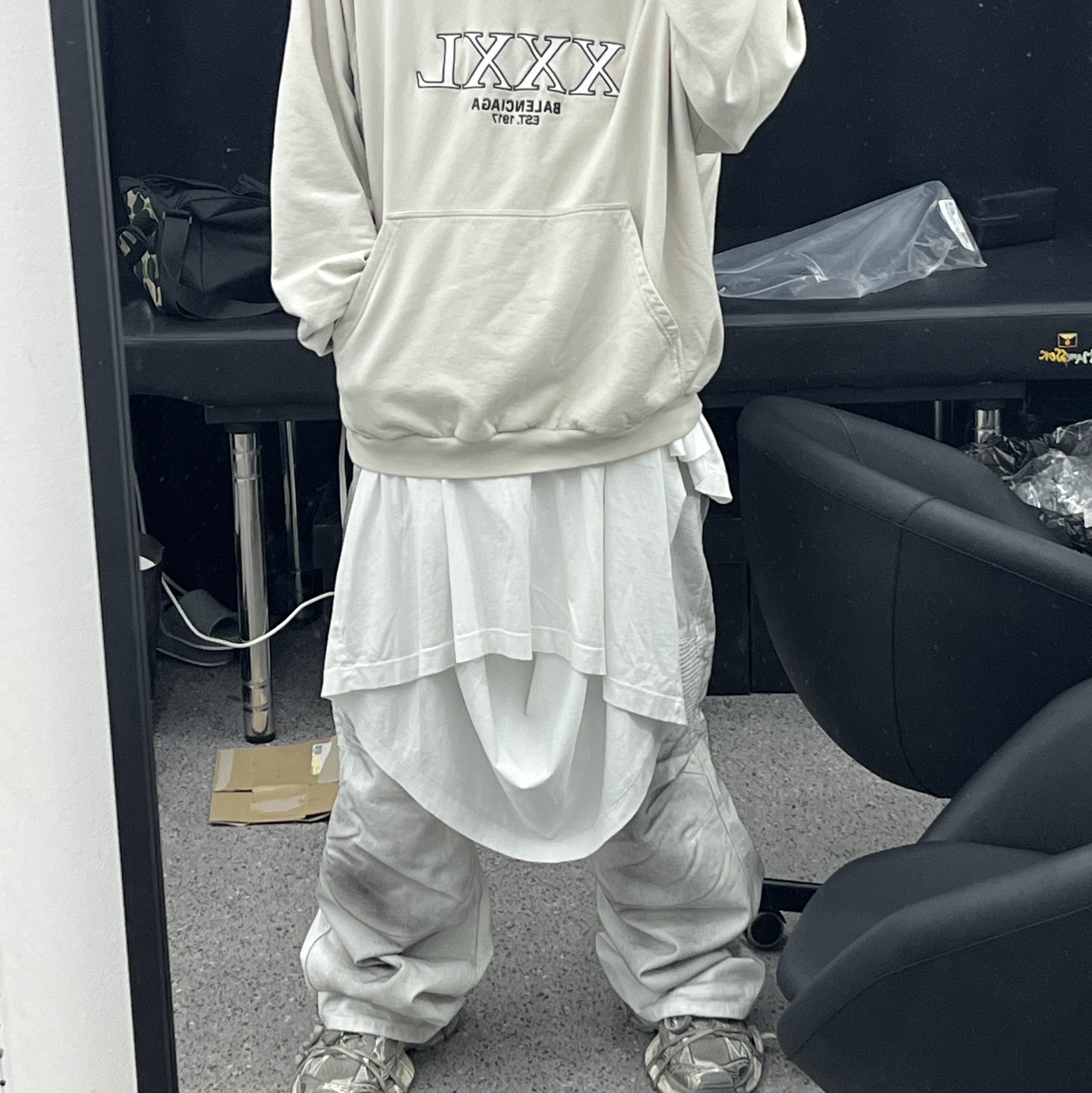 Balenciaga 3XL Sneakers Light Beige 착용 스타일 - 1
