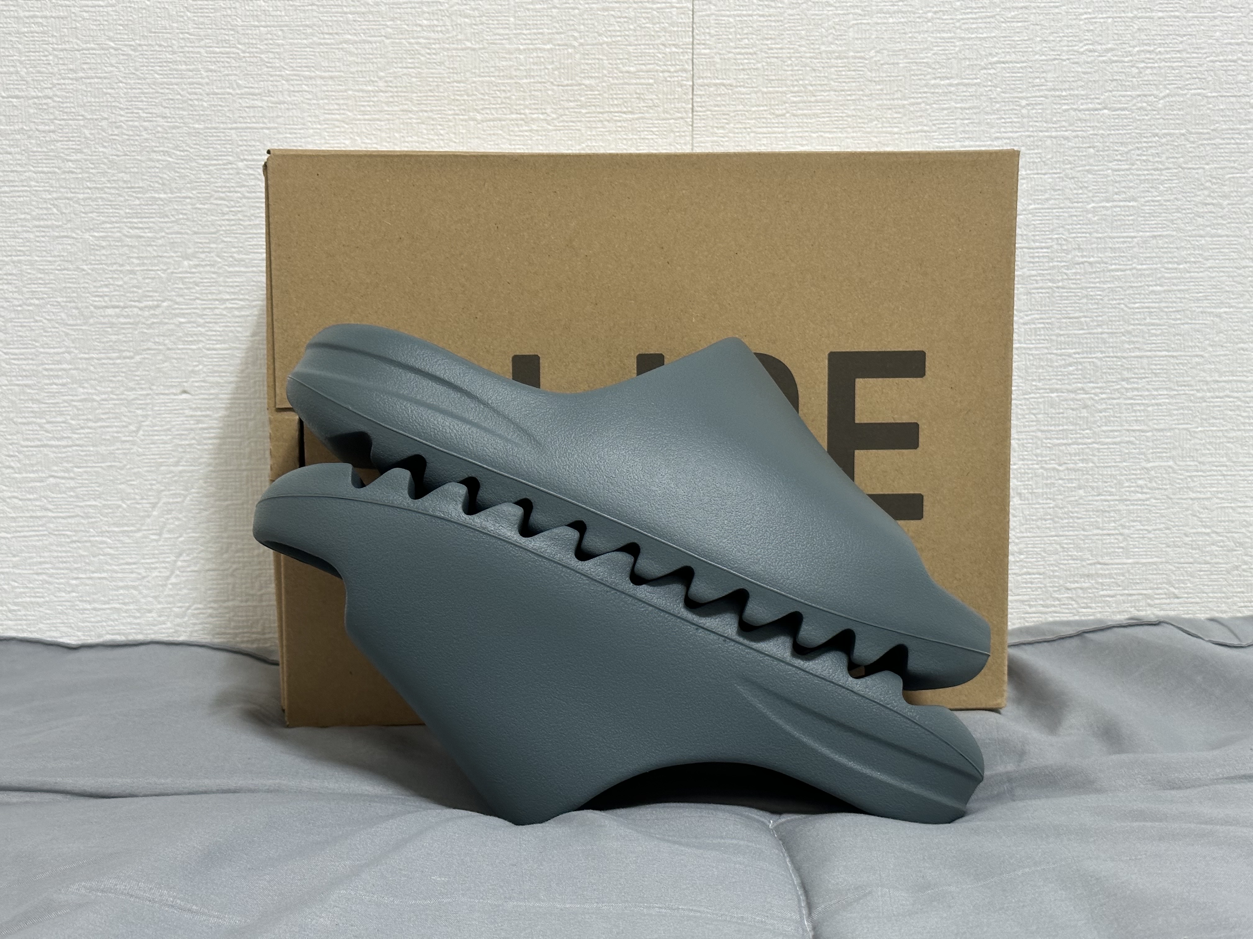 Adidas Yeezy Slide Slate Marine 착용 스타일 - 1