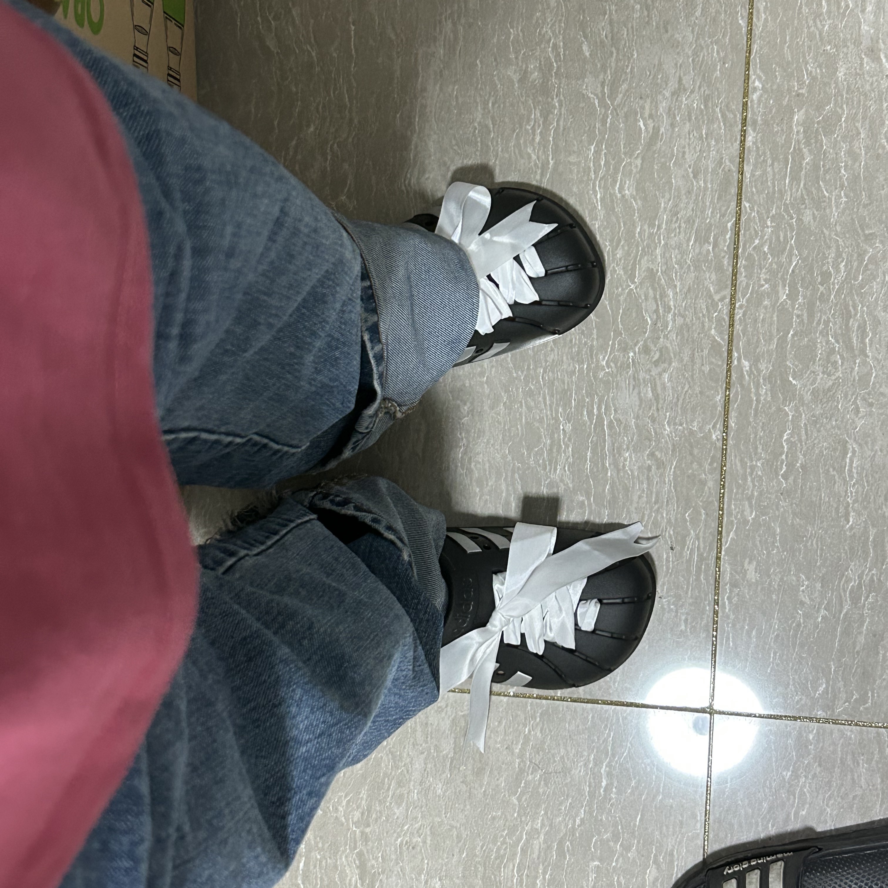 Adidas Adilette Clogs Core Black Silver Metallic 착용 스타일 - 2