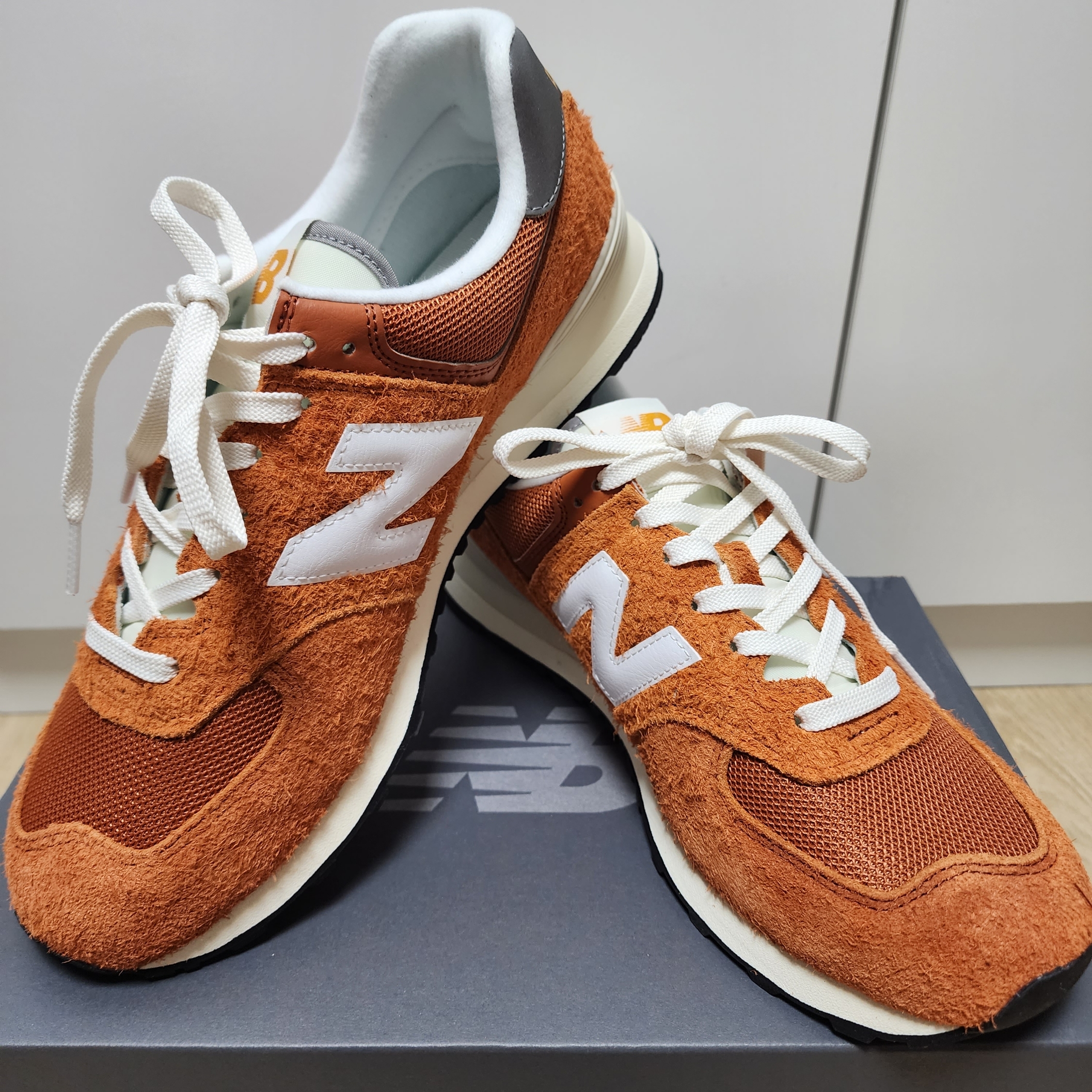 New Balance 574 Heritage Orange Burst White 착용 스타일
