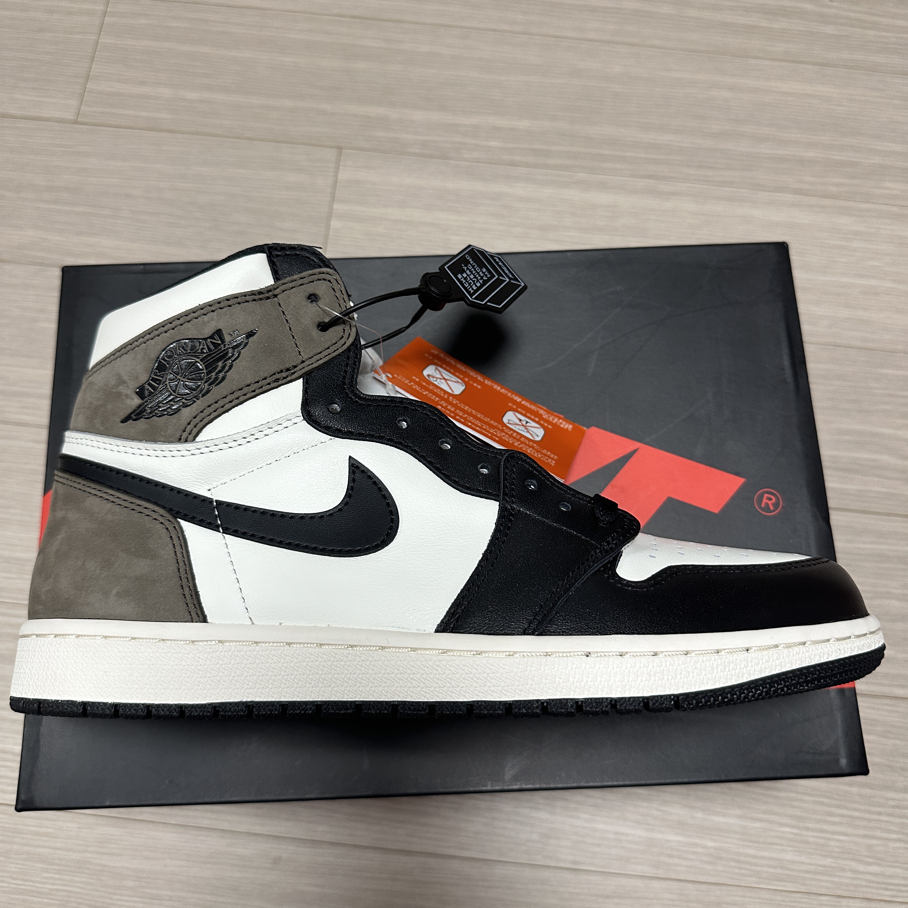Jordan 1 Retro High OG Black Mocha 착용 스타일 - 2