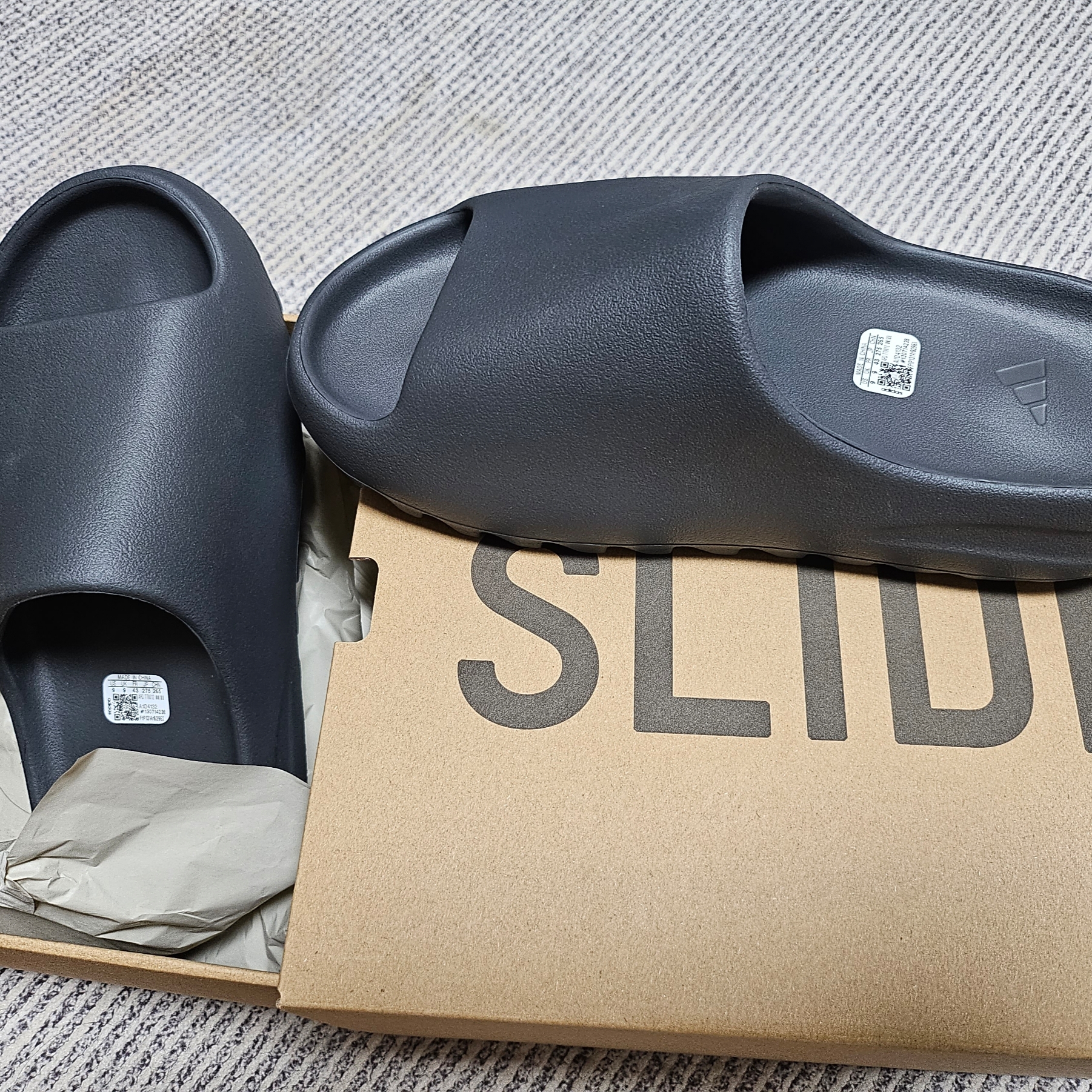 Adidas Yeezy Slide Granite 착용 스타일