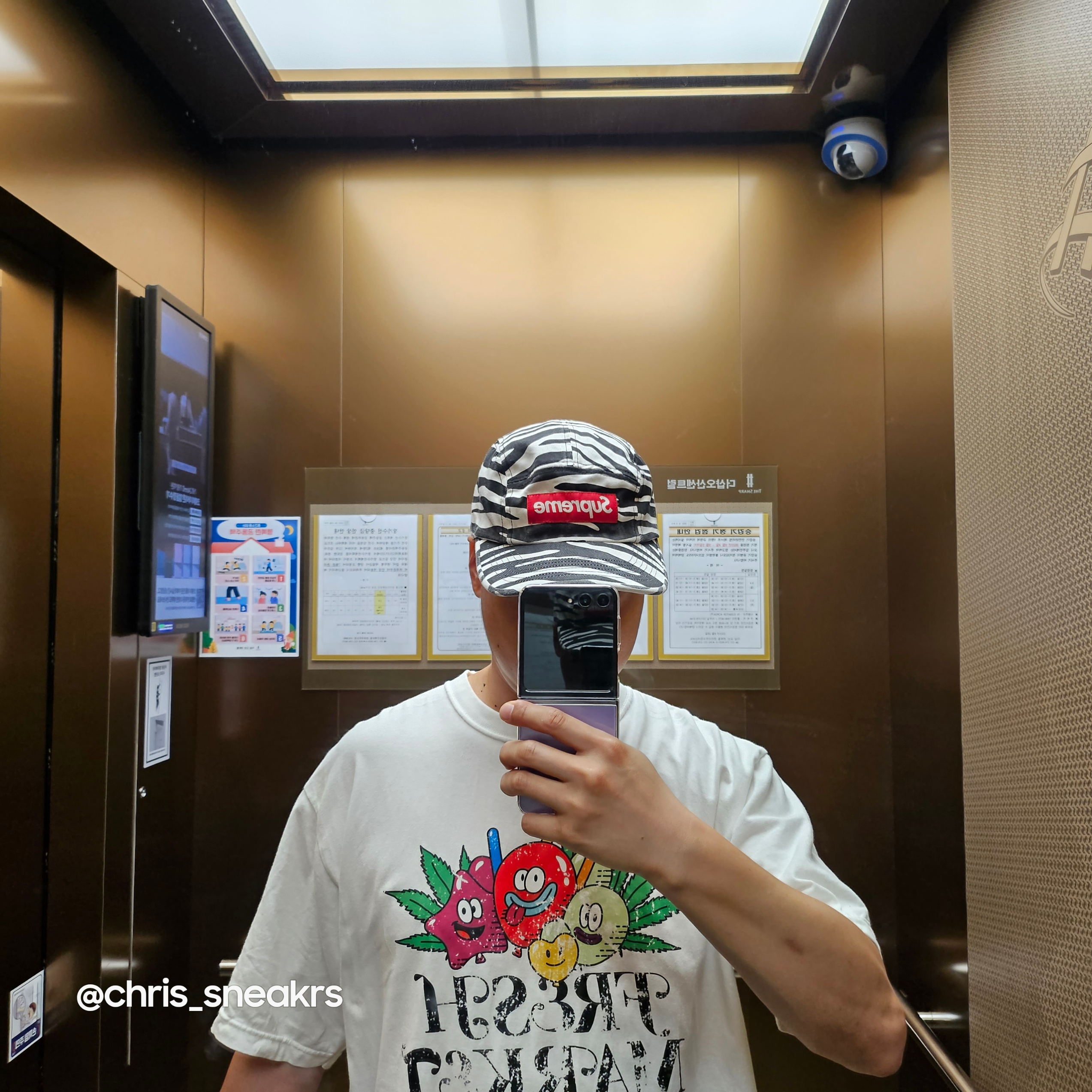 Supreme Washed Chino Twill Camp Cap Zebra - 22FW, Supreme Webbing Keychain Red - 23SS 착용 스타일 - 1