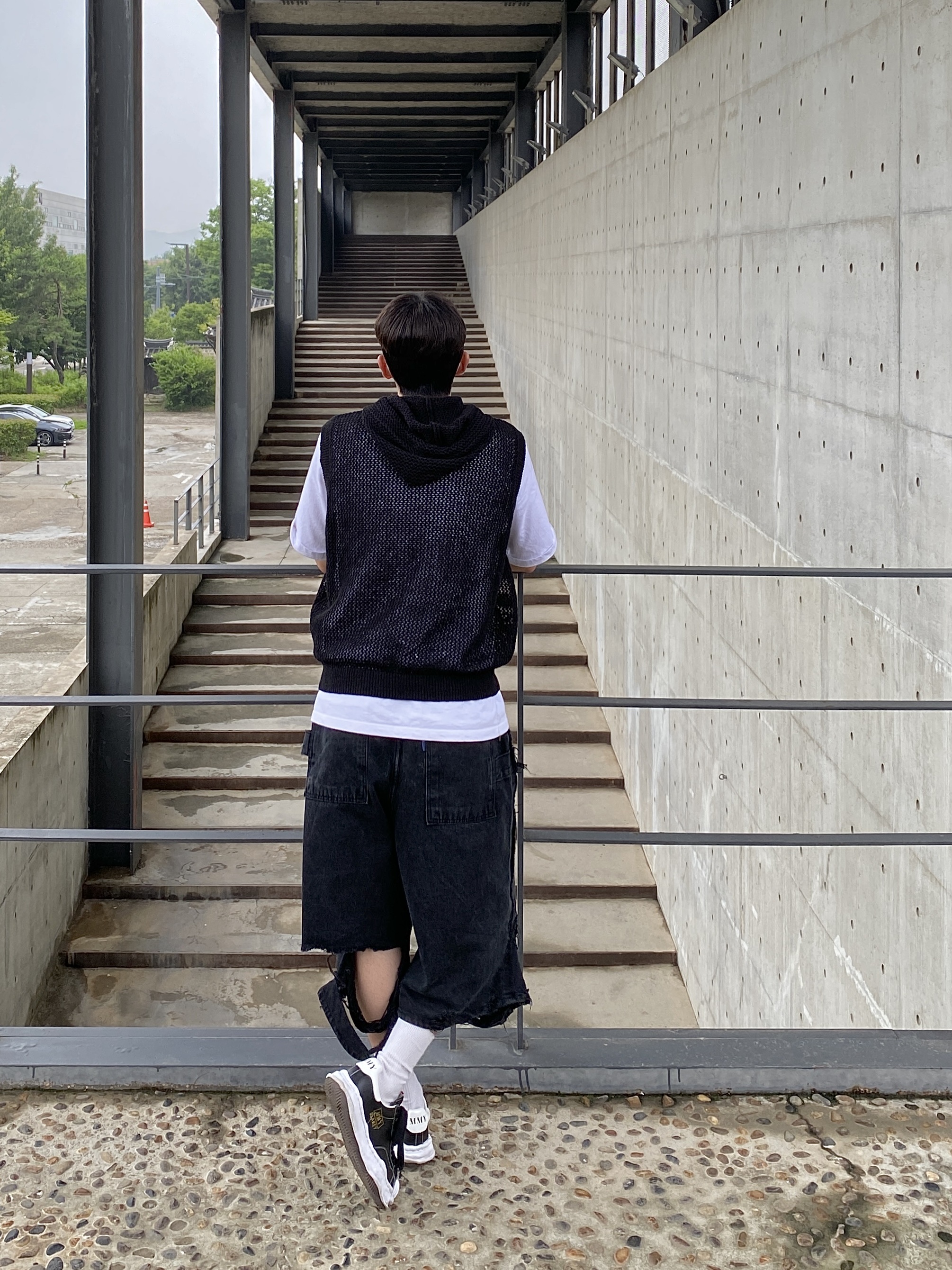 Maison Mihara Yasuhiro Blakey OG Sole Leather Low-top Sneakers Black 착용 스타일 - 3