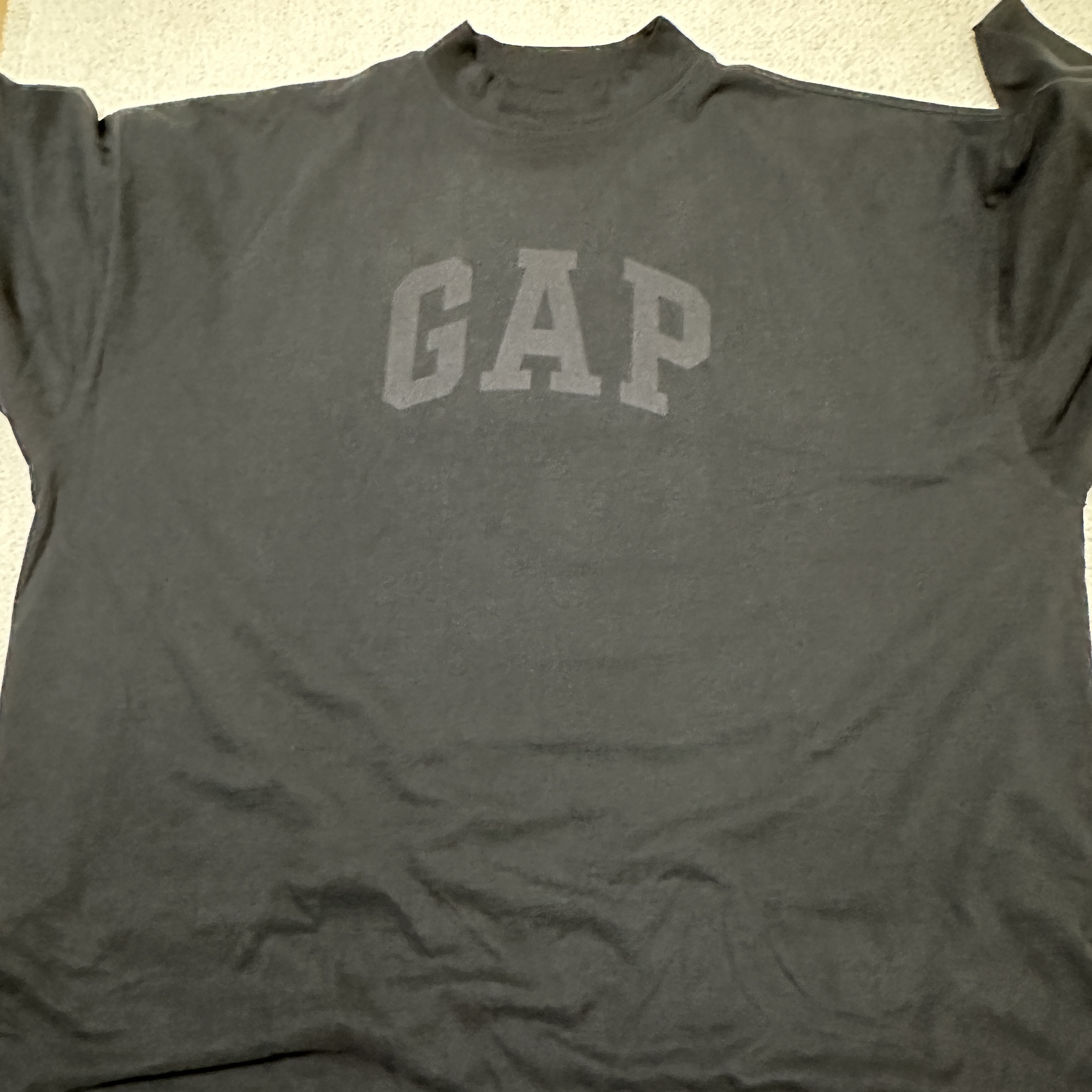 Yeezy Gap Engineered By Balenciaga Dove 3/4 Sleeve T-Shirt Black 착용 스타일