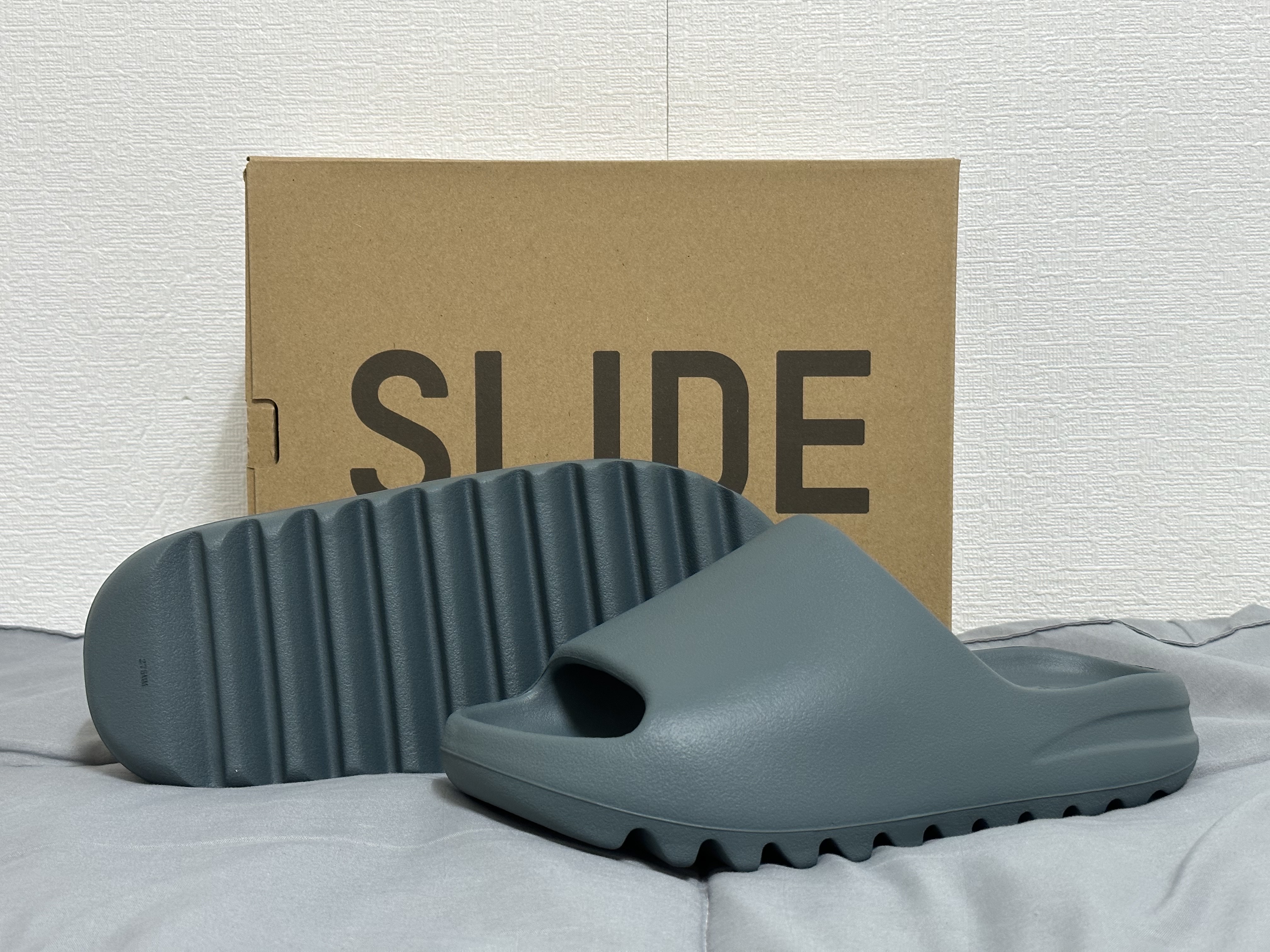 Adidas Yeezy Slide Slate Marine 착용 스타일 - 2