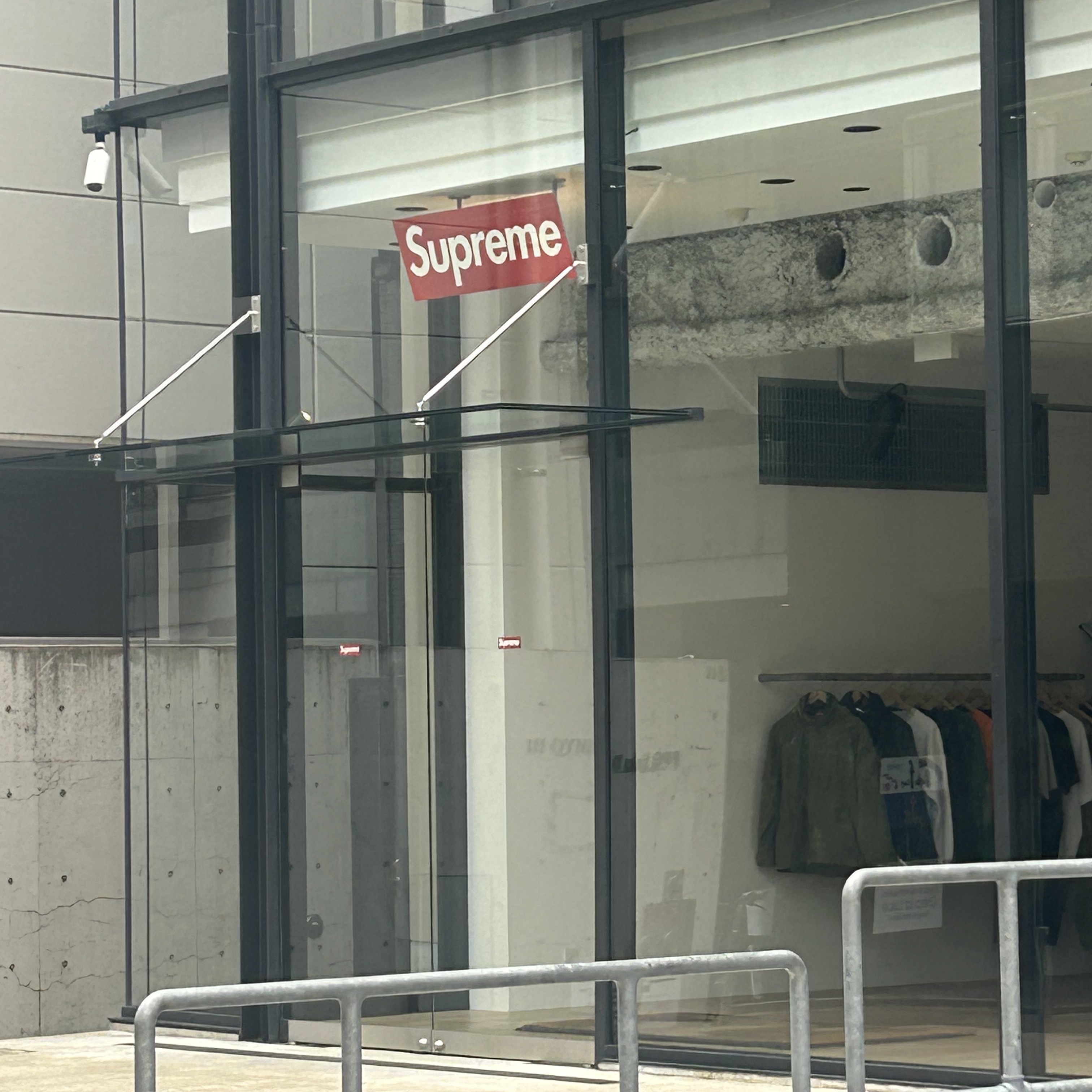 Supreme Inside Out Crewneck Ash Grey - 23FW, Supreme Small Cinch Pouch Black - 23FW 착용 스타일 - 2