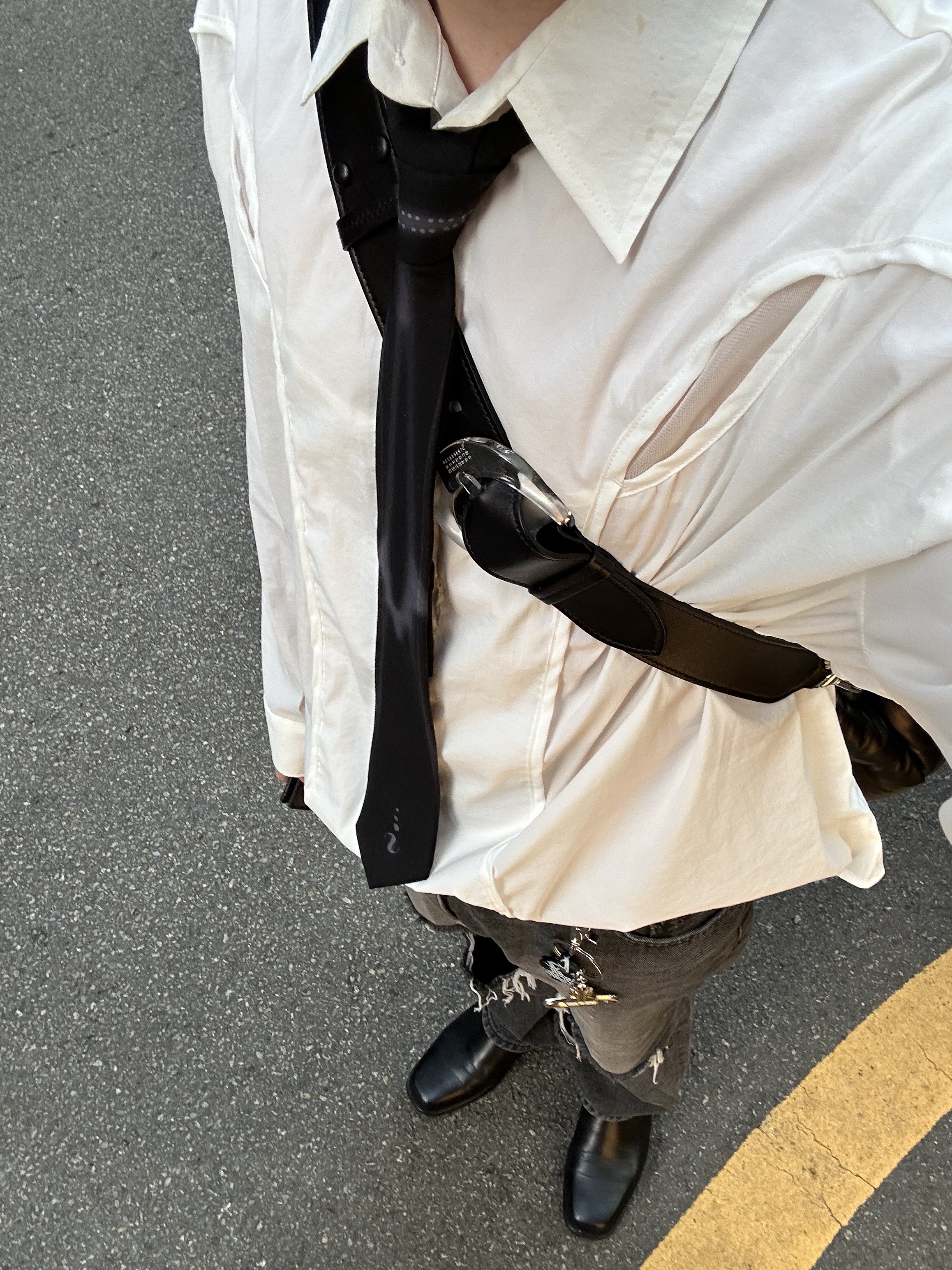 Maison Margiela Glam Slam Classique Medium Bag Black, Vivienne Westwood Saffiano Black and White Keyring Black 착용 스타일