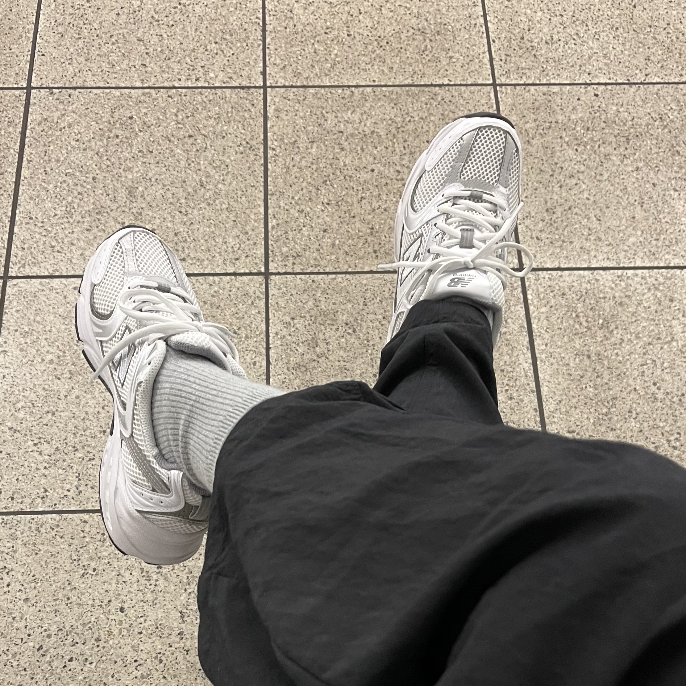 New Balance 530 White Silver 착용 스타일 - 2