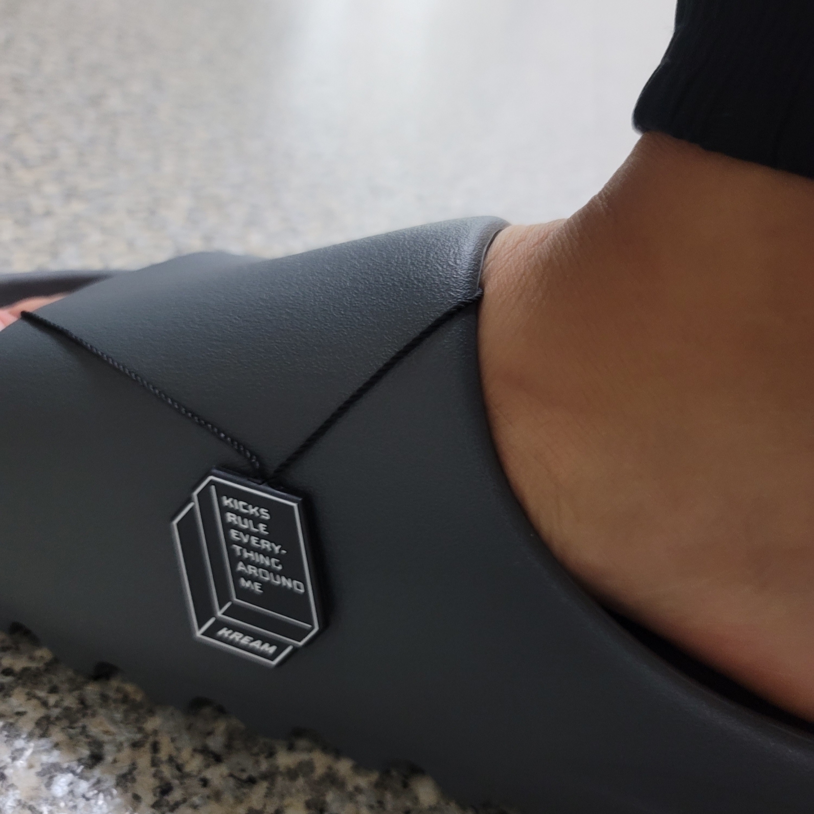 Adidas Yeezy Slide Slate Grey 착용 스타일 - 2