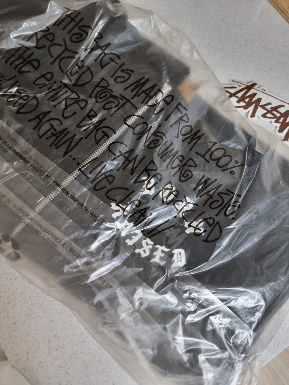 Stussy x Born X Raised Logo Zip Hoodie Black 착용 스타일 - 1