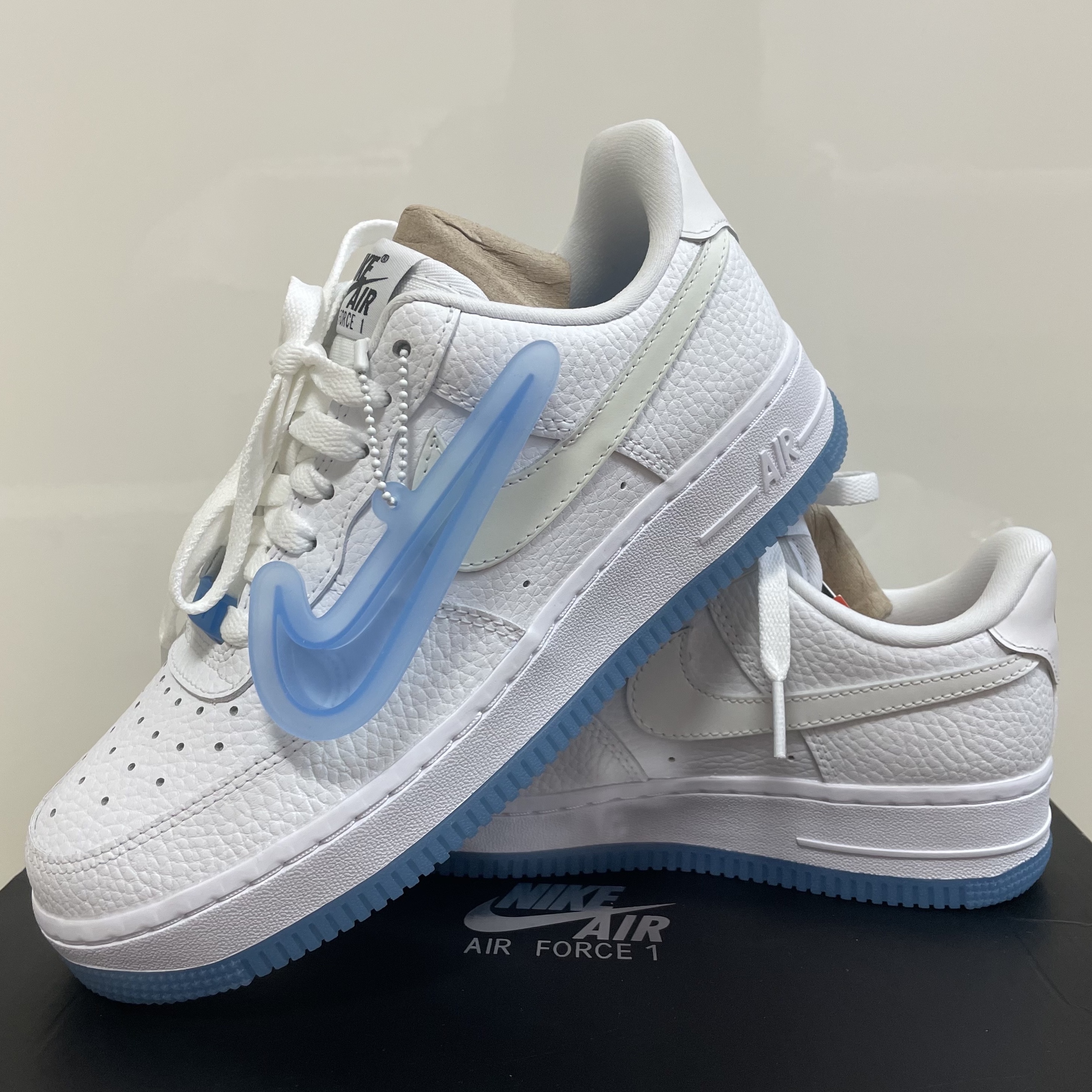 (W) Nike Air Force 1 '07 LX White University Blue 착용 스타일 - 3
