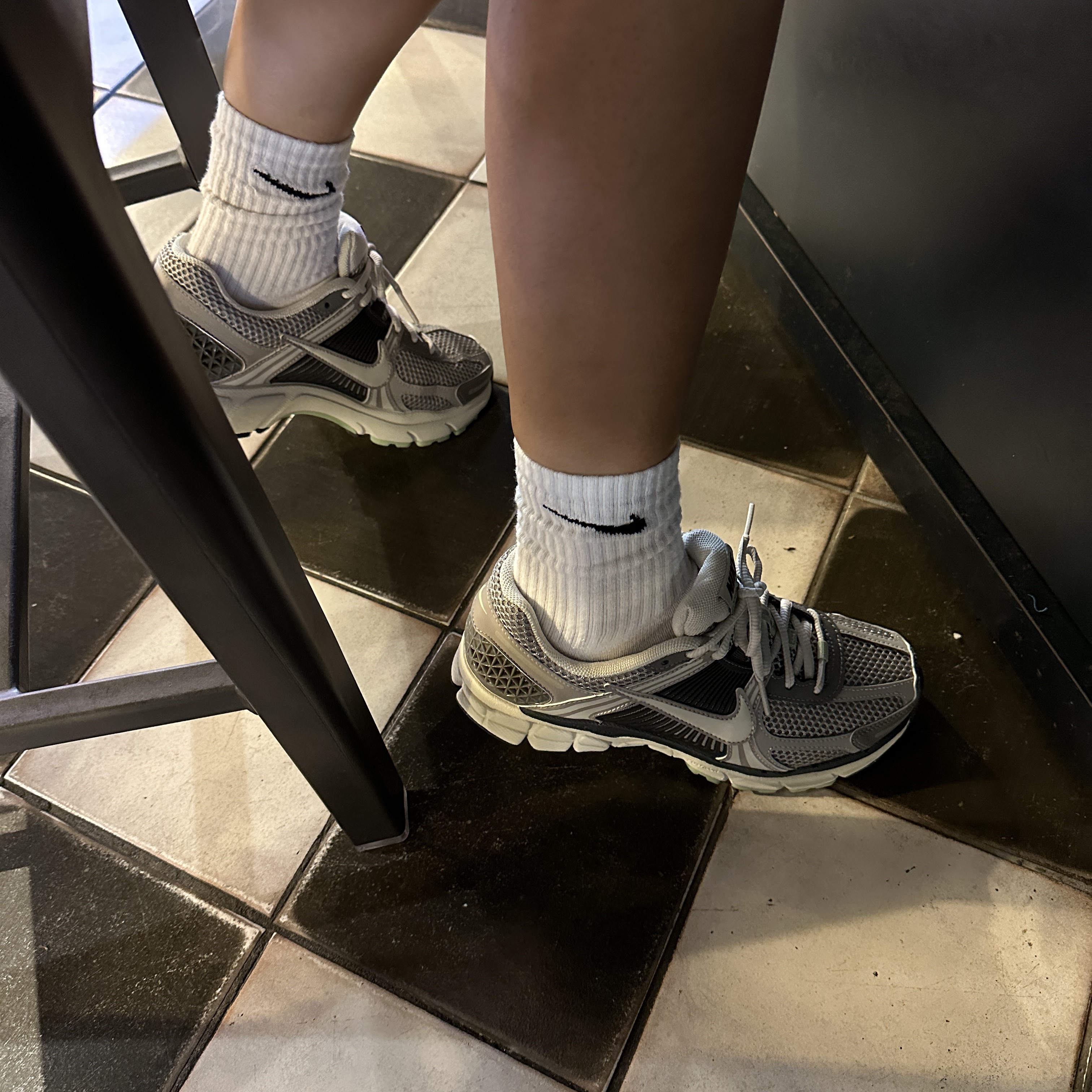 (W) Nike Zoom Vomero 5 Cobblestone and Flat Pewter 착용 스타일