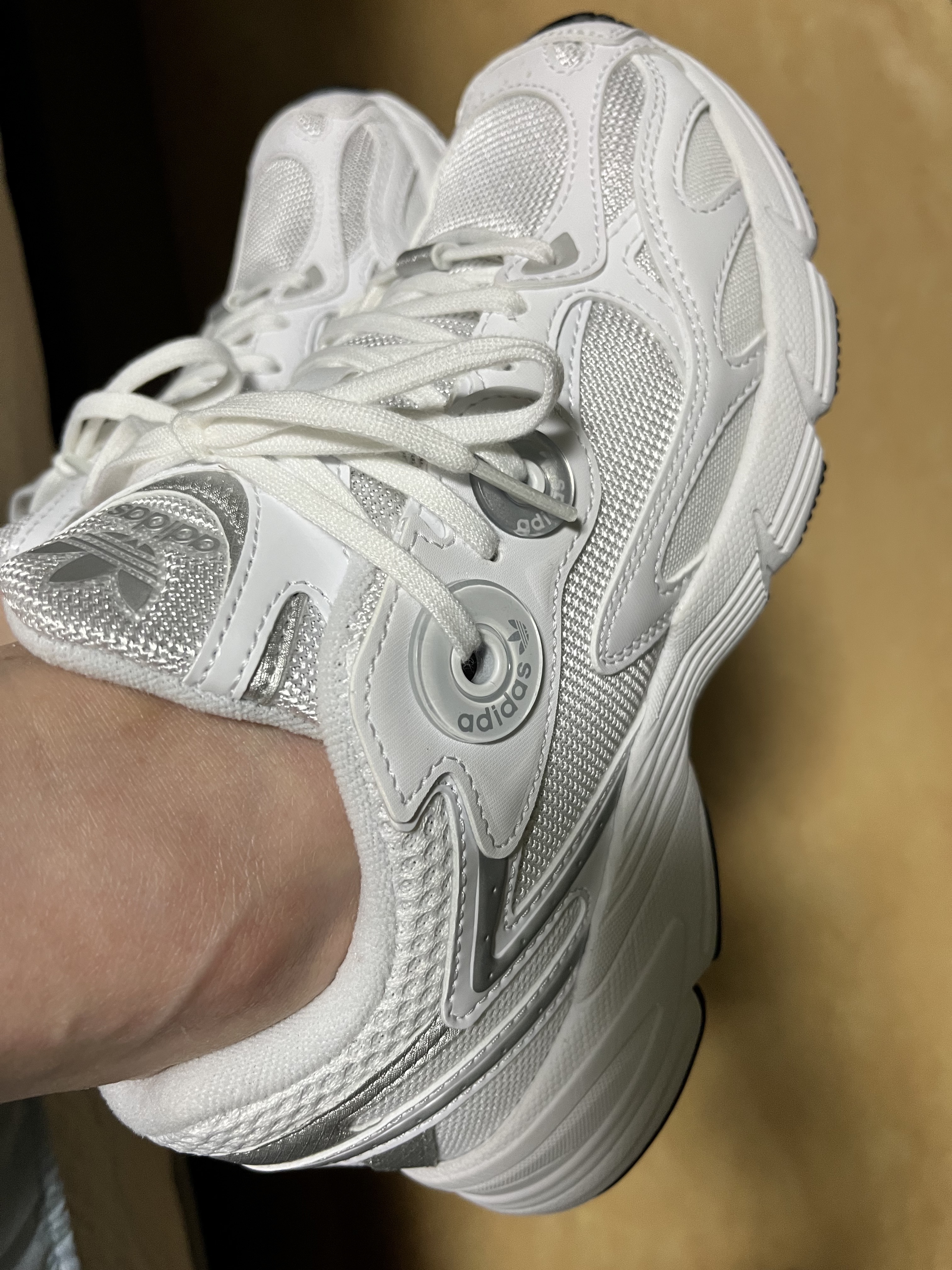 (W) Adidas Astir Cloud White Silver Metallic 착용 스타일 - 3