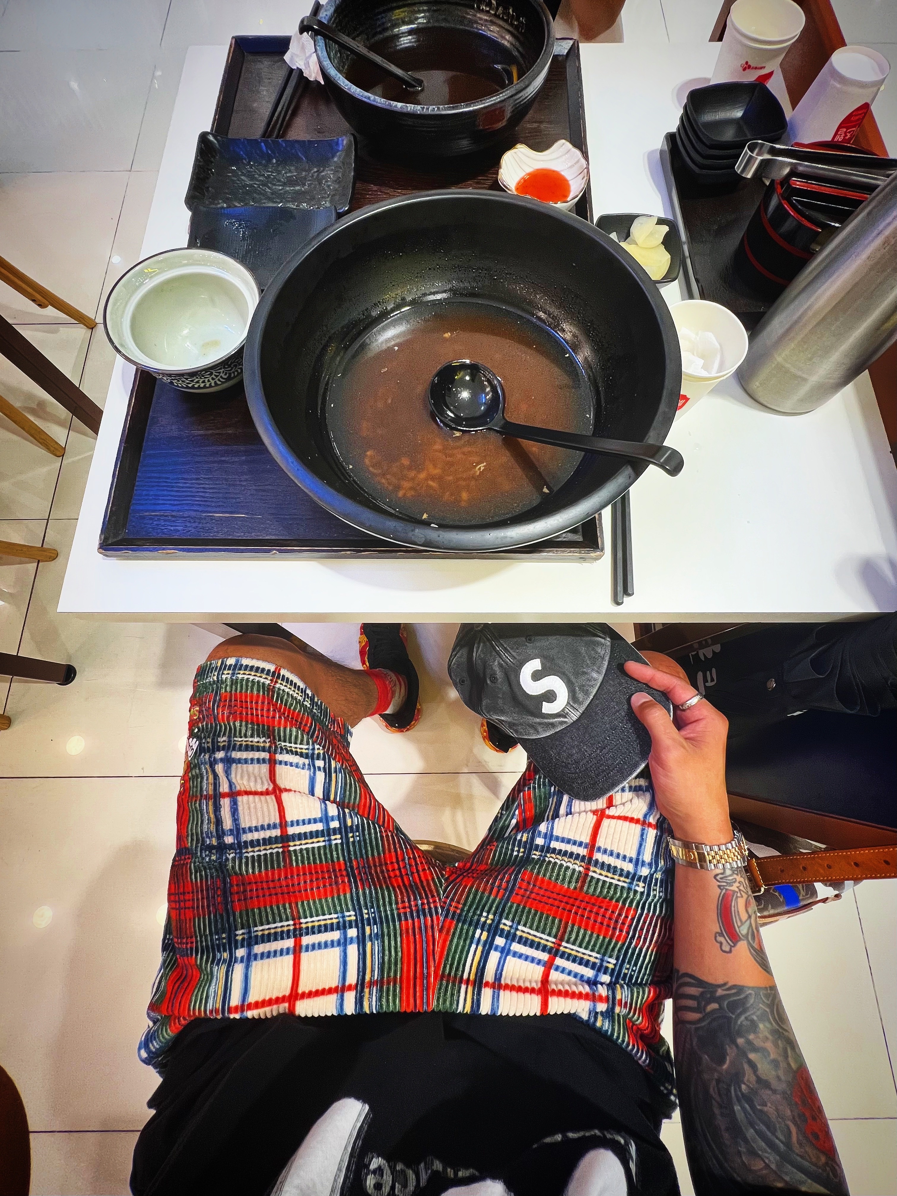 Supreme Pigment Canvas S Logo 6-Panel Black - 23SS, Supreme Intarsia Spellout S/S Top Black - 21SS 착용 스타일 - 3