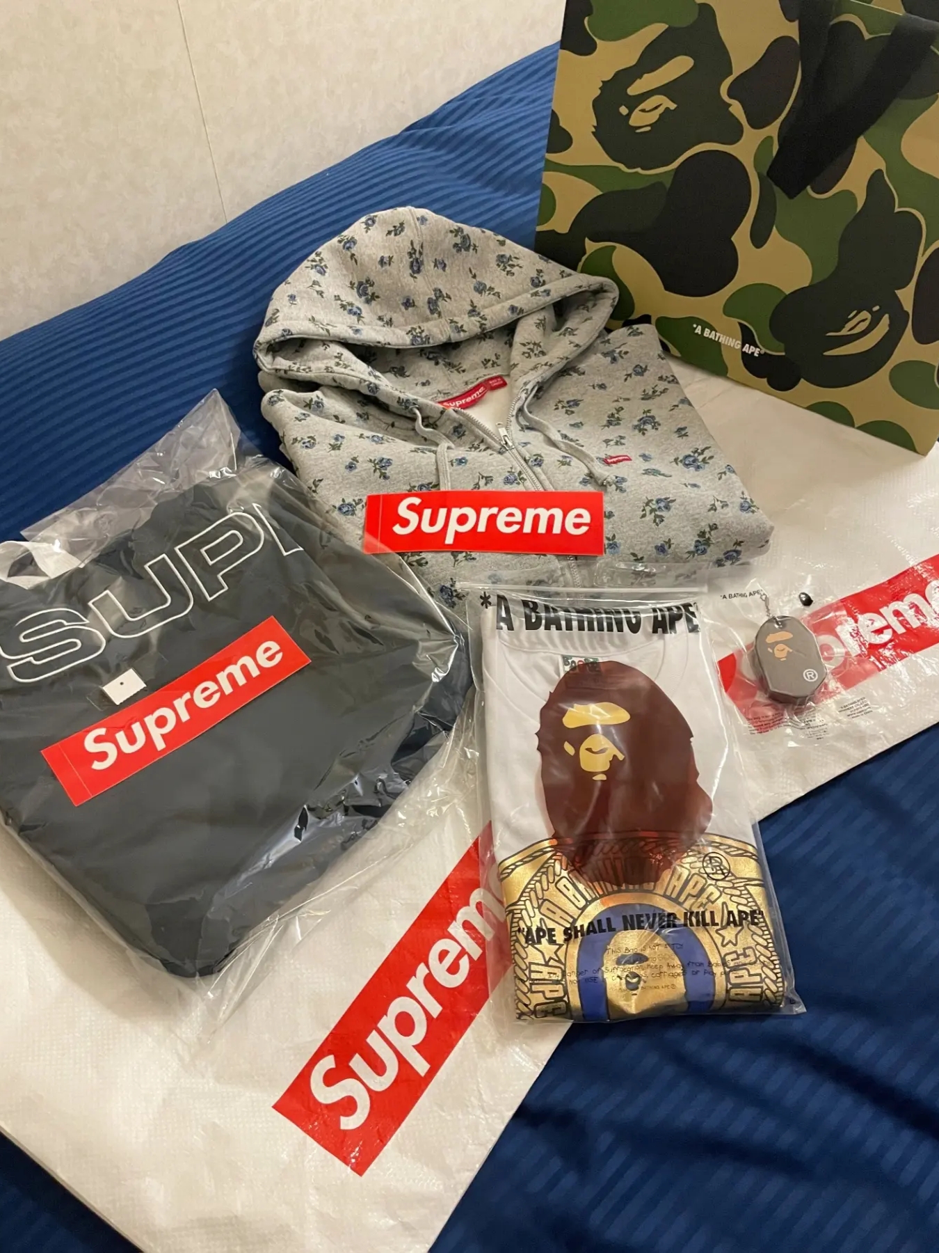 Stussy Skull Crest T-Shirt White, Supreme Military Camp Cap Olive Camo - 23SS 착용 스타일 - 4