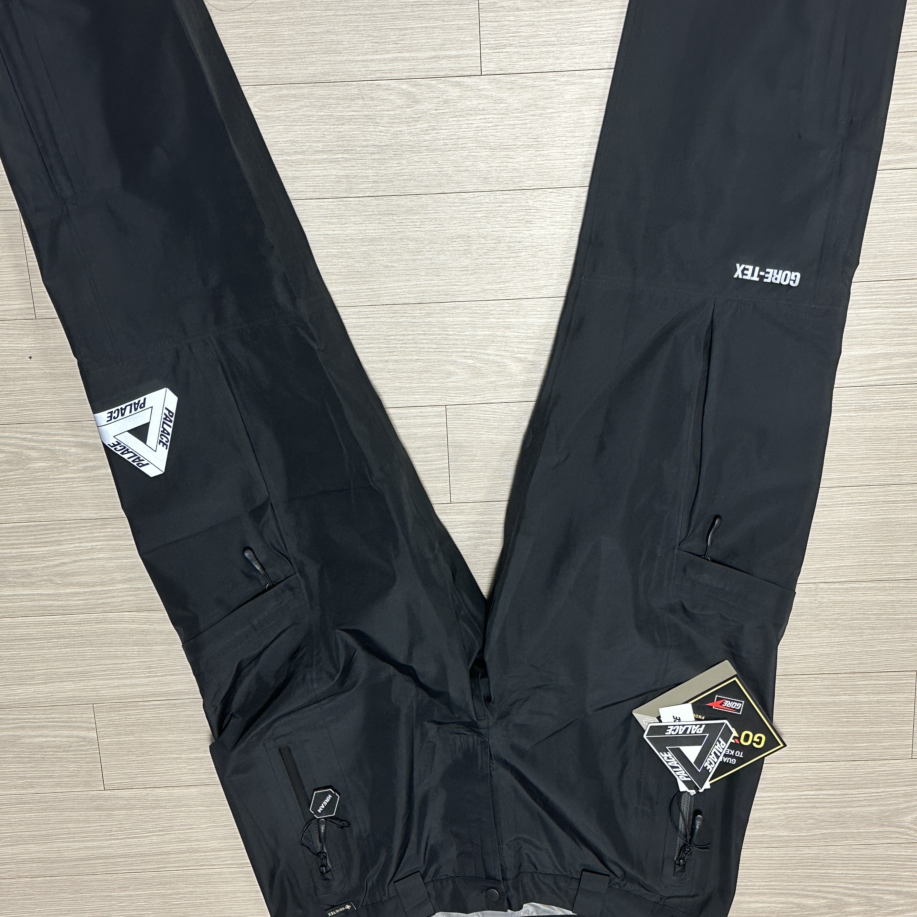 Palace Gore-Tex Cargo Bottom Black - 23SS 착용 스타일 - 1