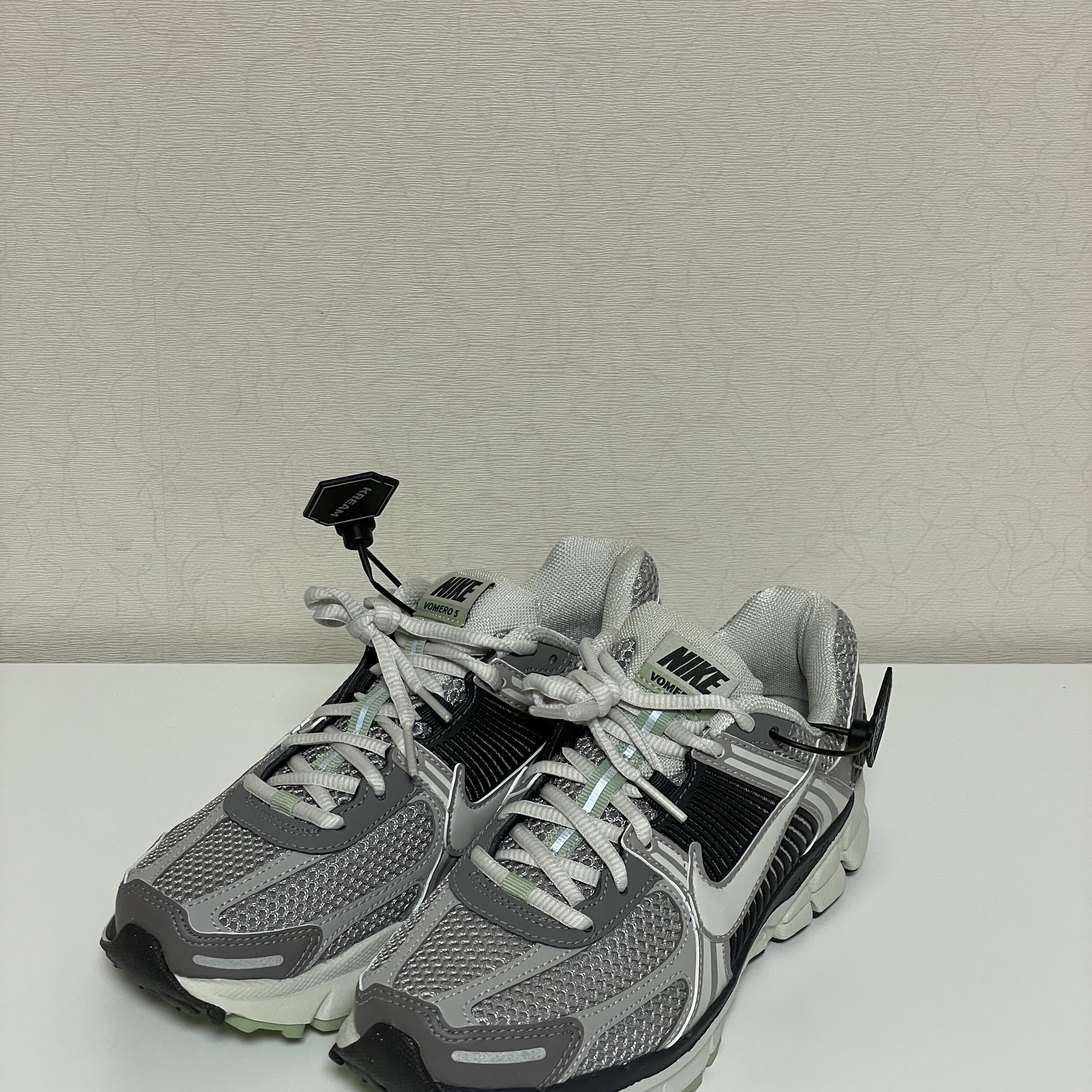 (W) Nike Zoom Vomero 5 Cobblestone and Flat Pewter 착용 스타일