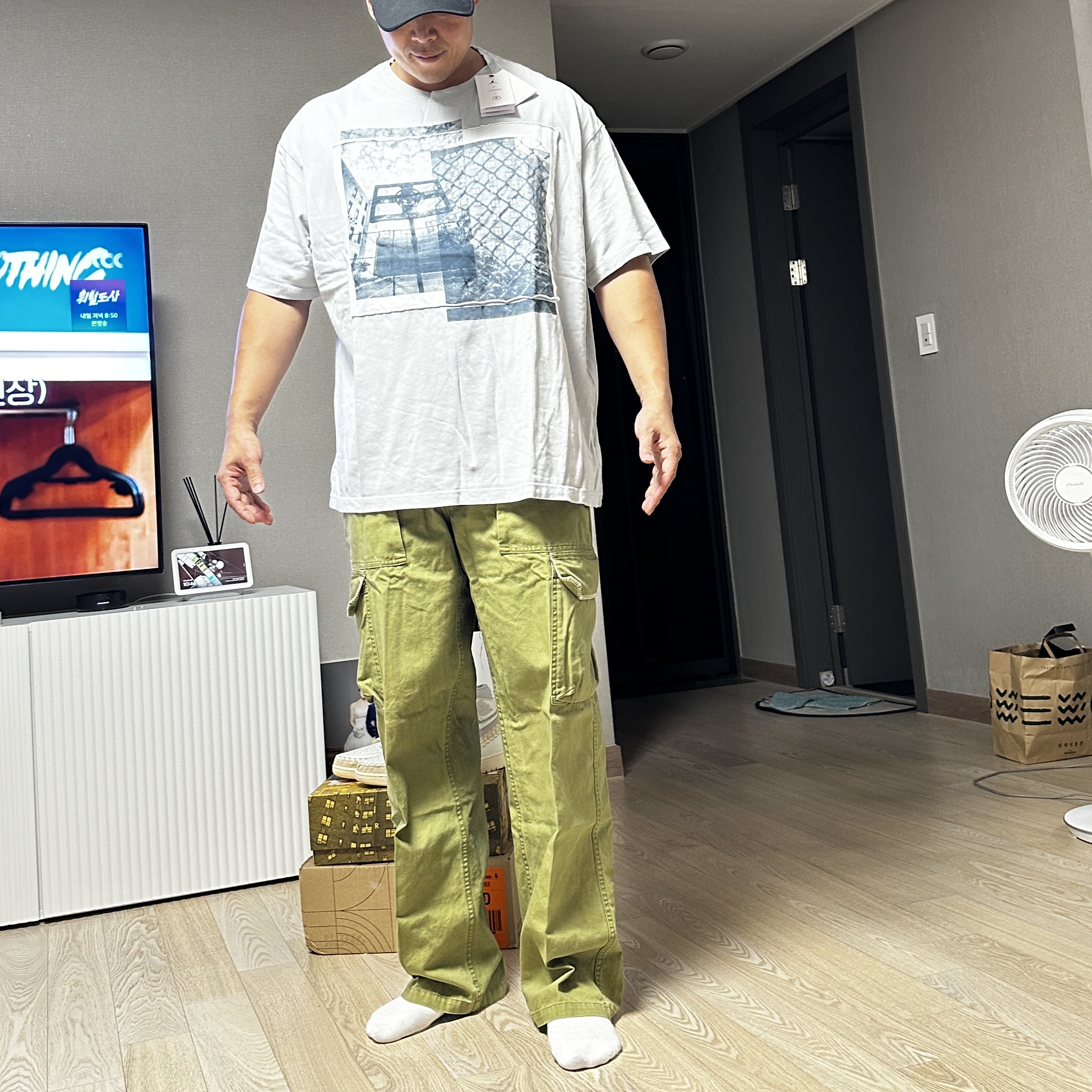 Jordan x Bephies Beauty Supply x Union T-Shirt Grey Fog (FD4246-097), Jordan x Bephies Beauty Supply x Union Cargo Pants Pilgrim (FD4248-378) 착용 스타일 - 1