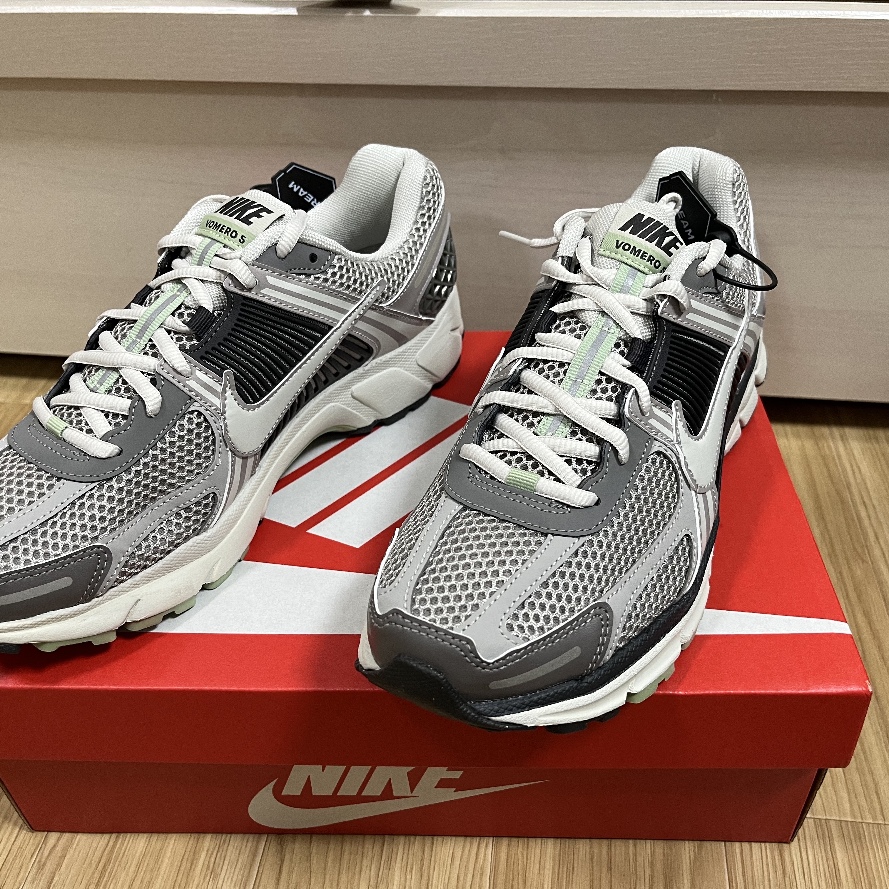 (W) Nike Zoom Vomero 5 Cobblestone and Flat Pewter 착용 스타일