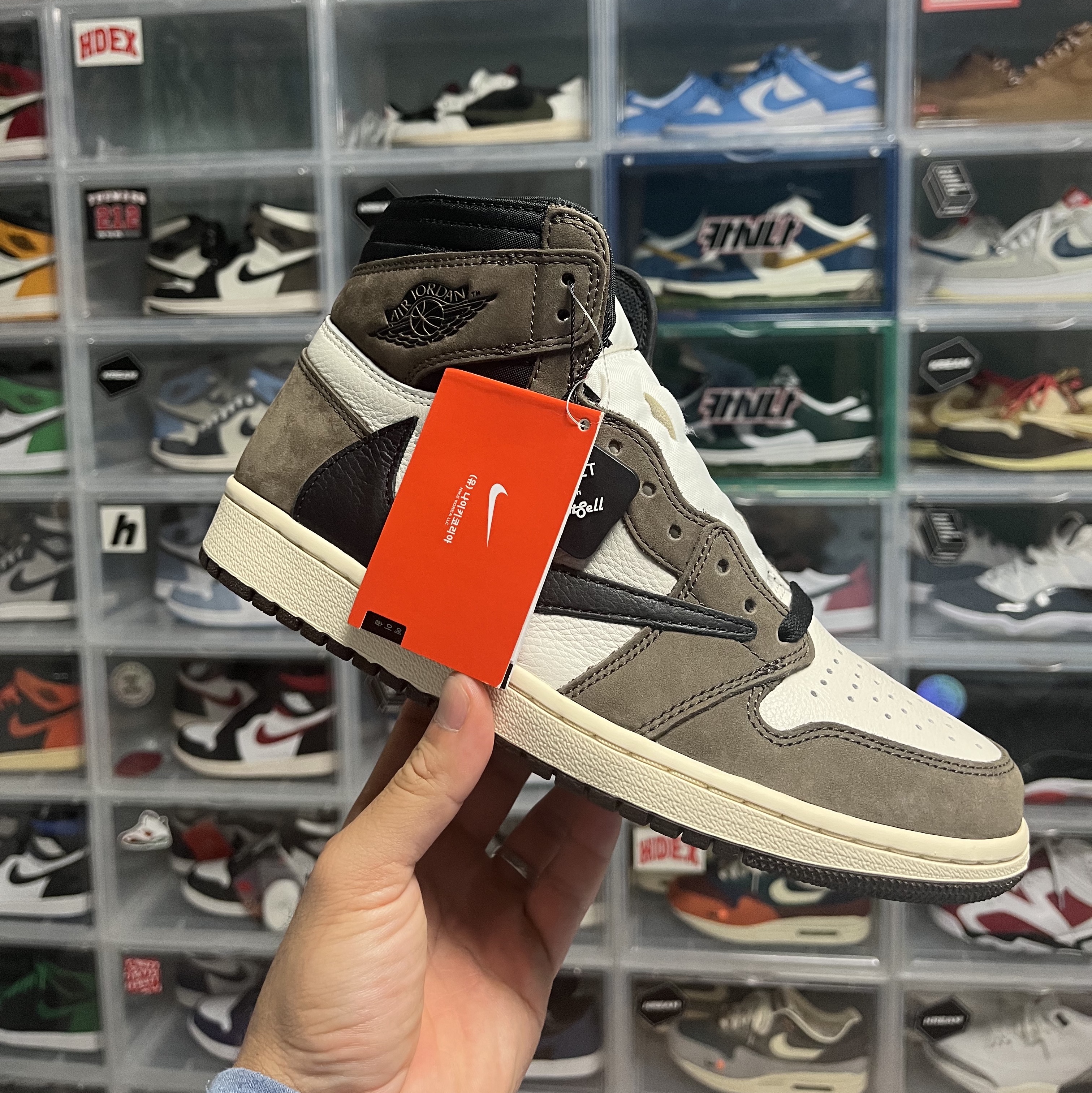 Jordan 1 x Travis Scott Retro High OG SP Mocha 착용 스타일 - 2
