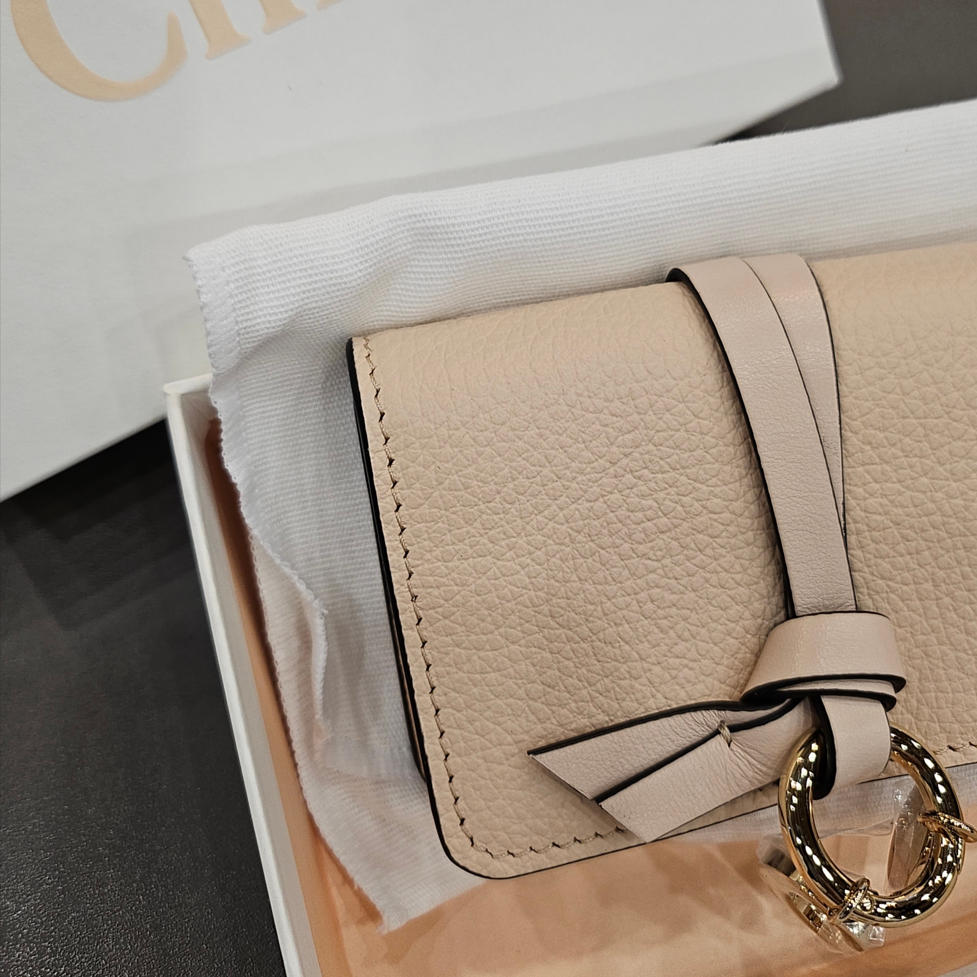 Chloe Alphabet Card Holder Cement Pink 착용 스타일