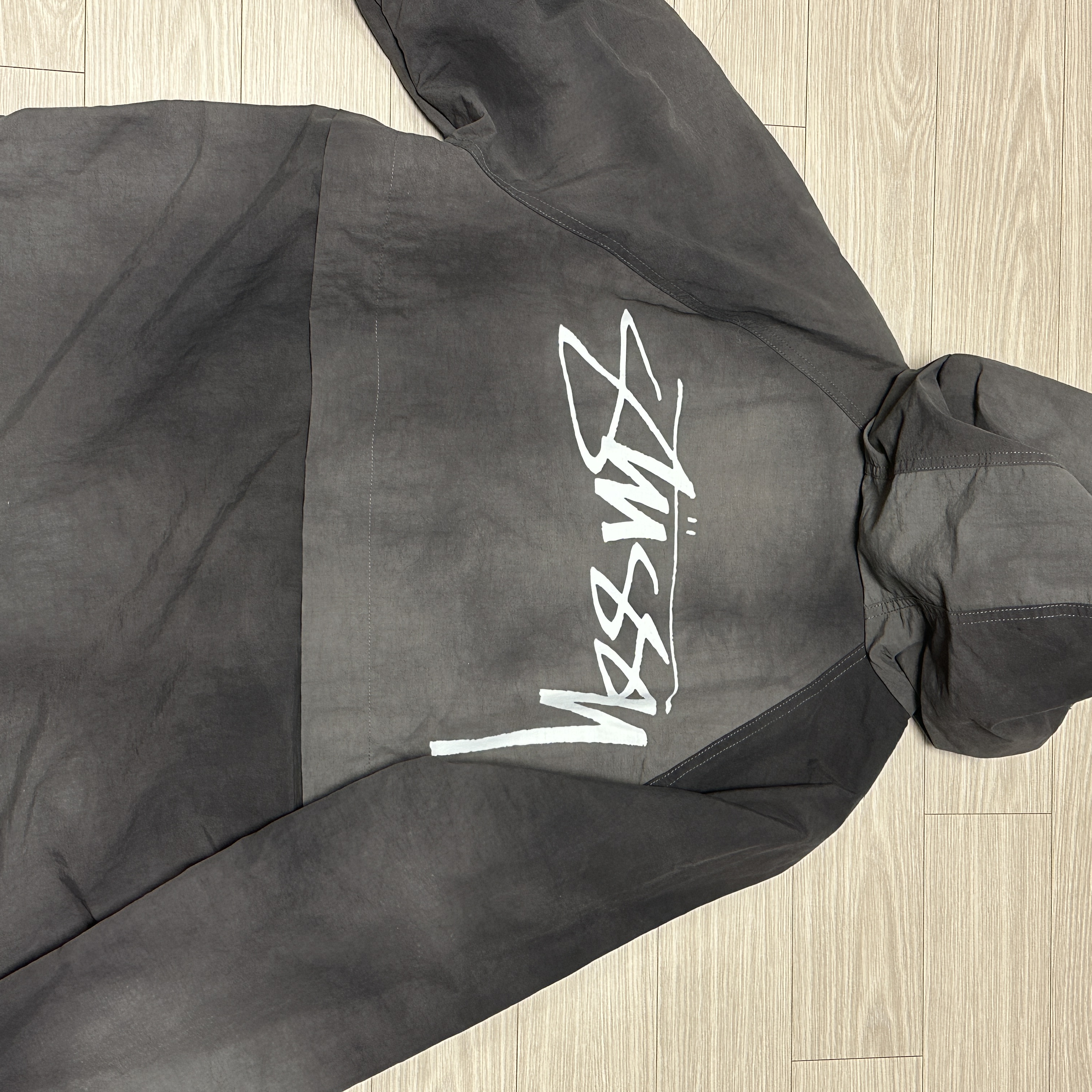 Stussy Wave Dye Beach Shell Jacket Black 착용 스타일 - 2