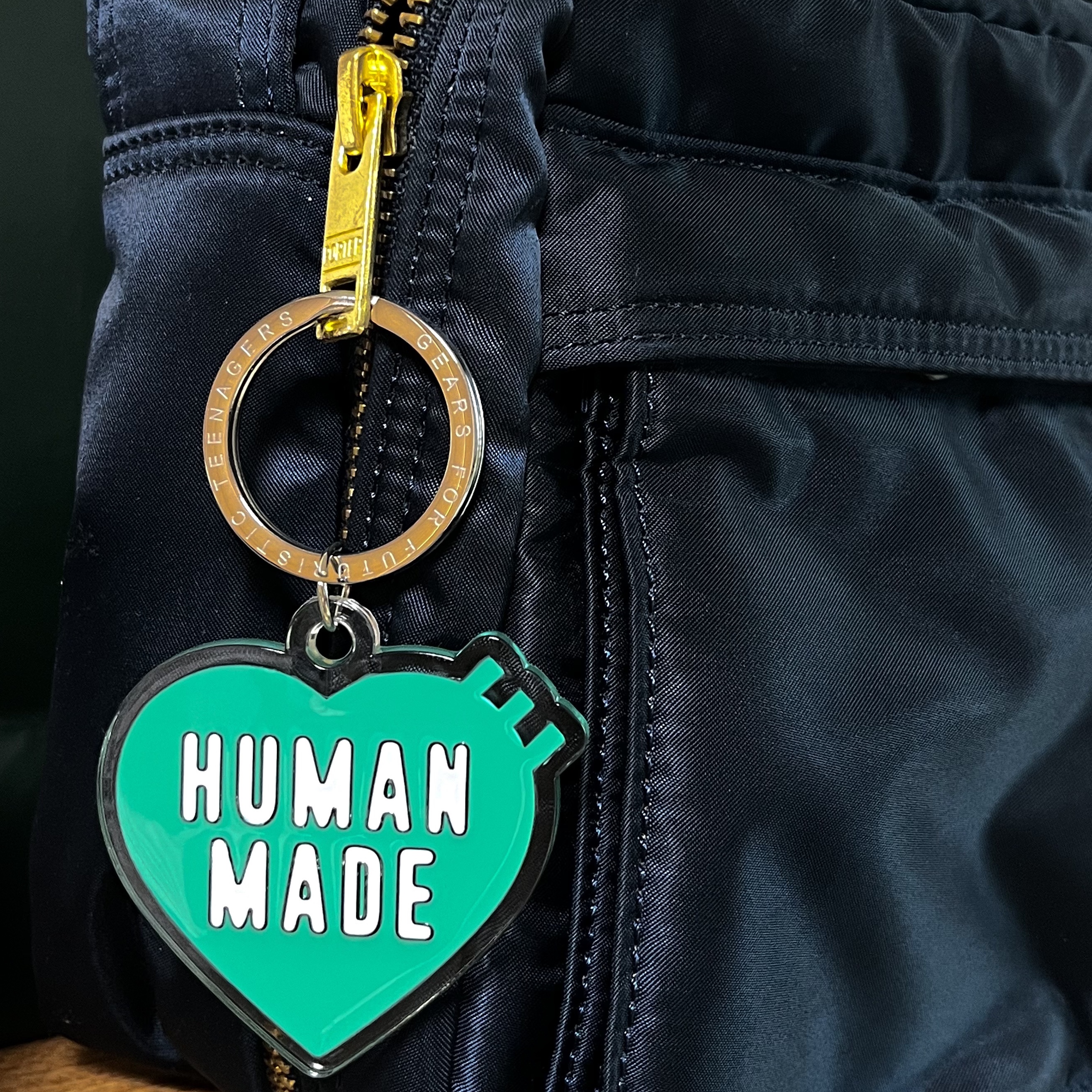 Jordan 1 Retro Low OG Black Toe, Human Made Acrylic Heart Keyring Green 착용 스타일 - 2