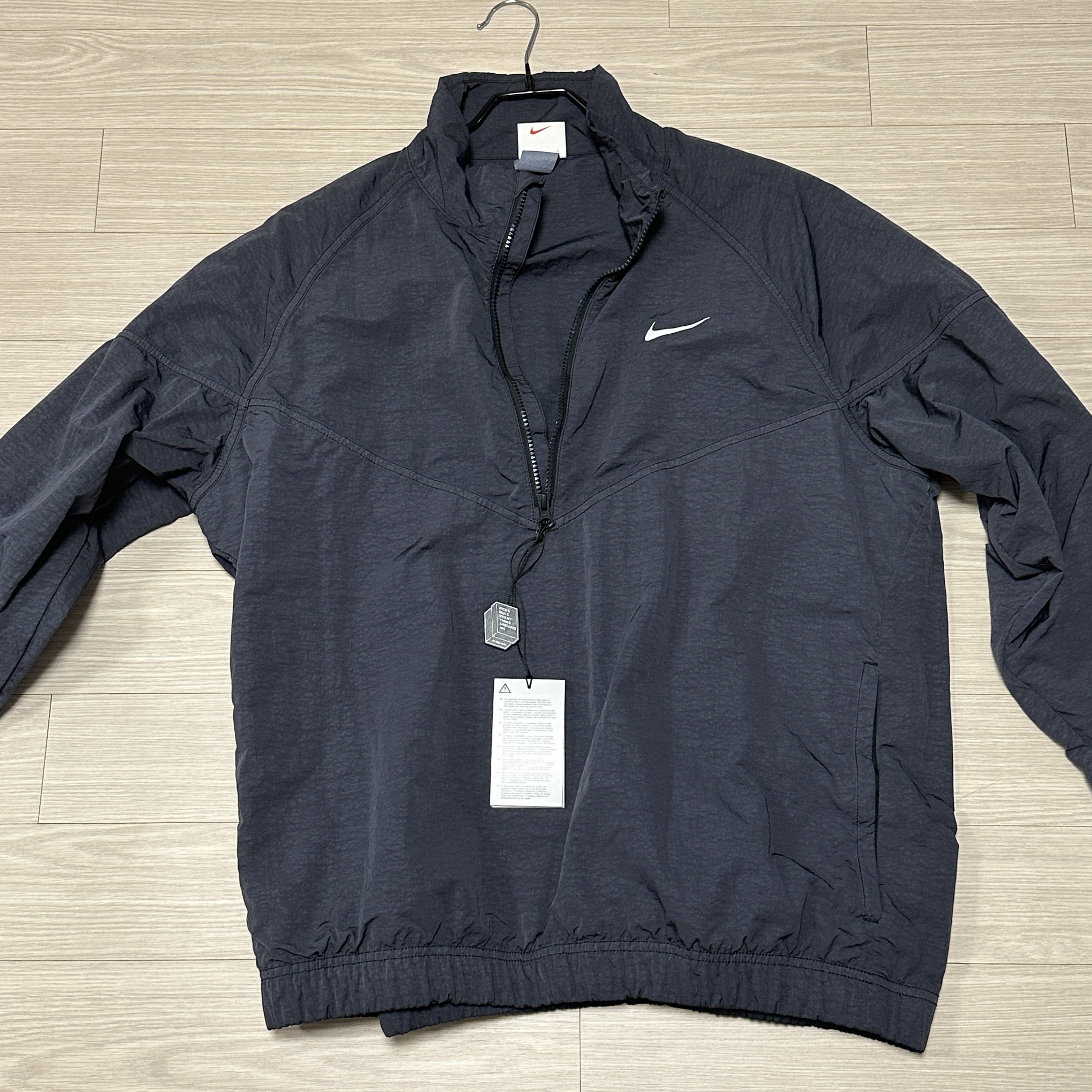 Nike x Stussy Windrunner Jacket Off Noir 착용 스타일 - 2