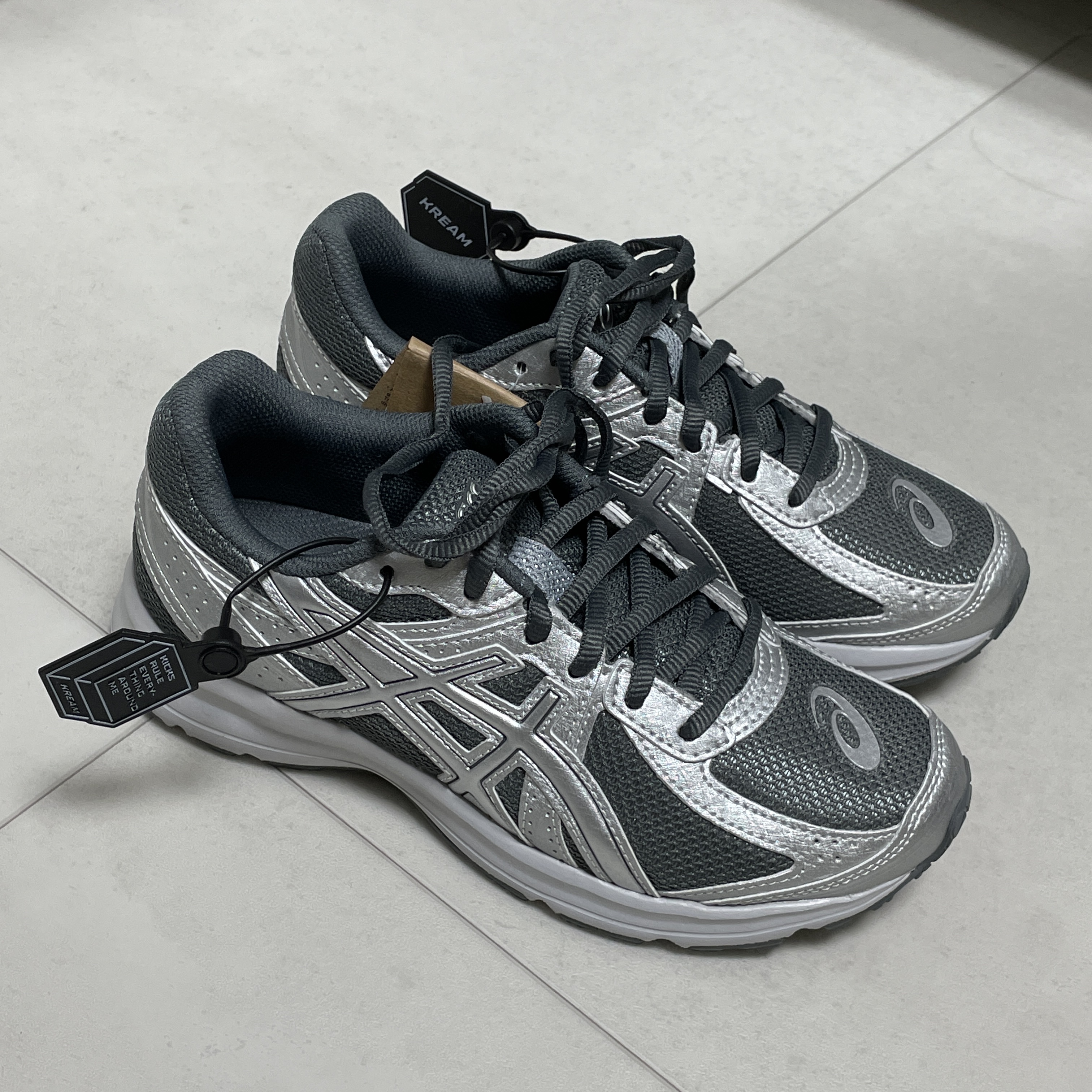 Asics Jog 100 S SMU Sheet Rock Pure Silver - 2E Wide 착용 스타일 - 2