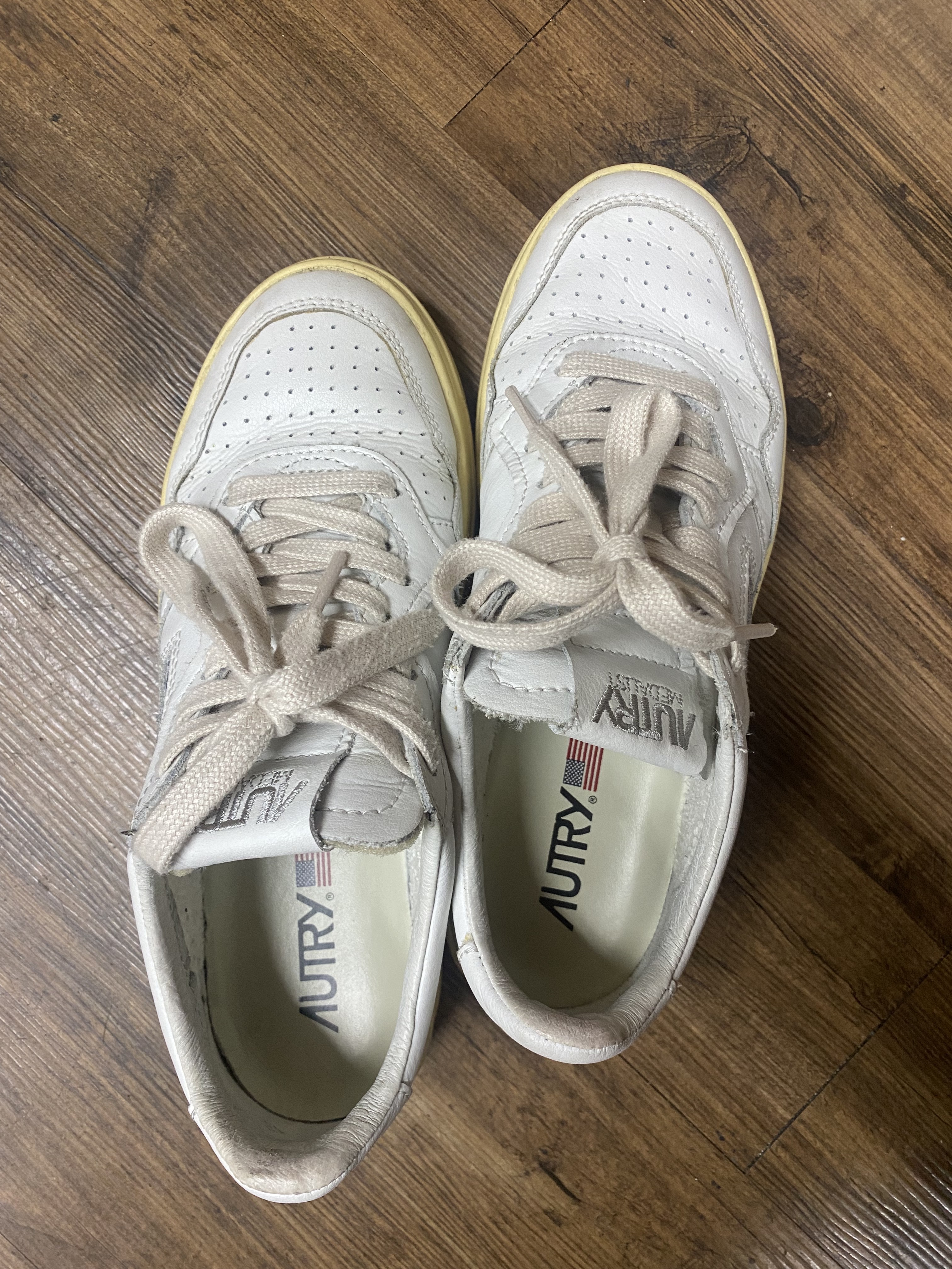 (W) Autry Medalist Low Leather Sneakers White 착용 스타일