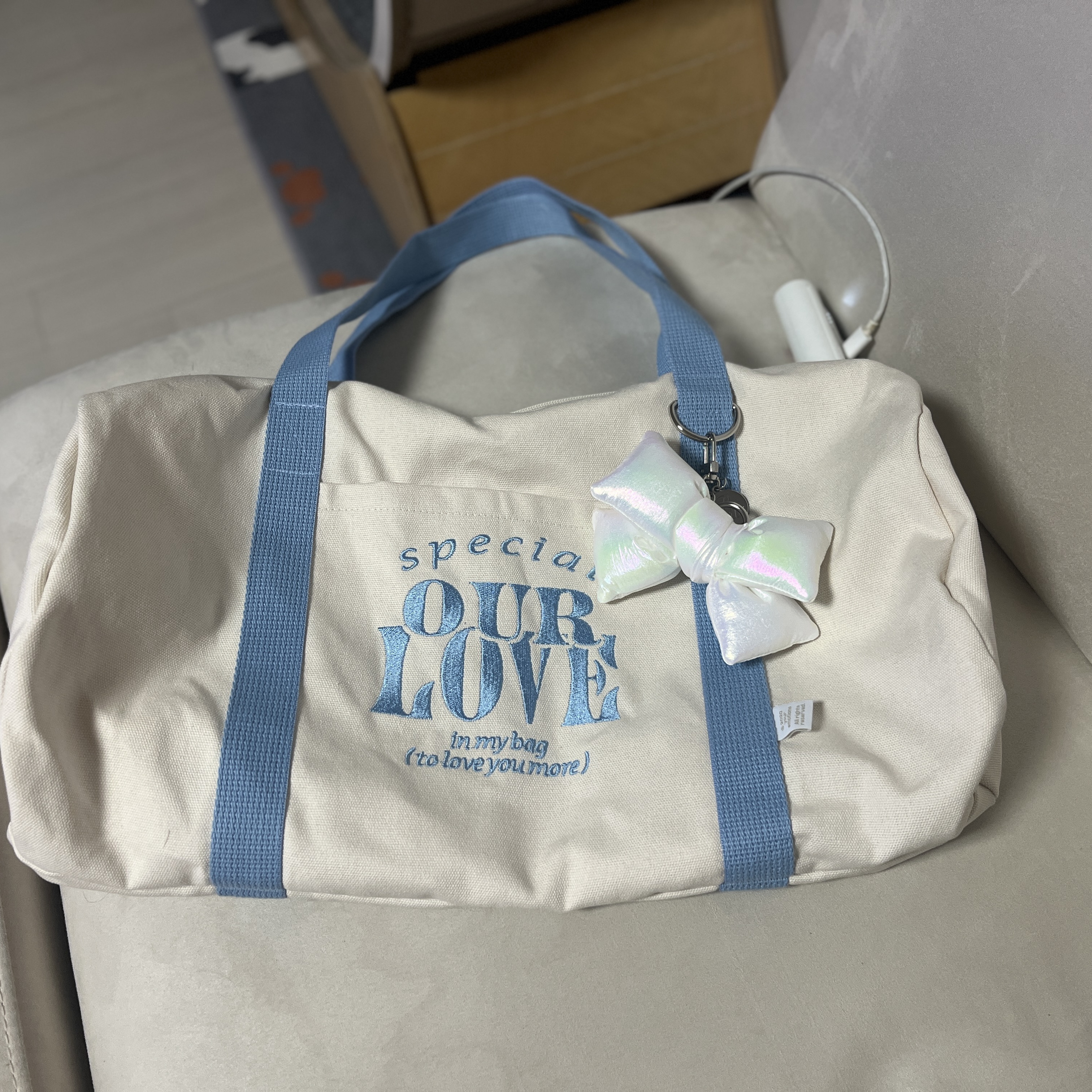 [KREAM 단독] Bloomingtale Padded Ribbon Keyring White 착용 스타일