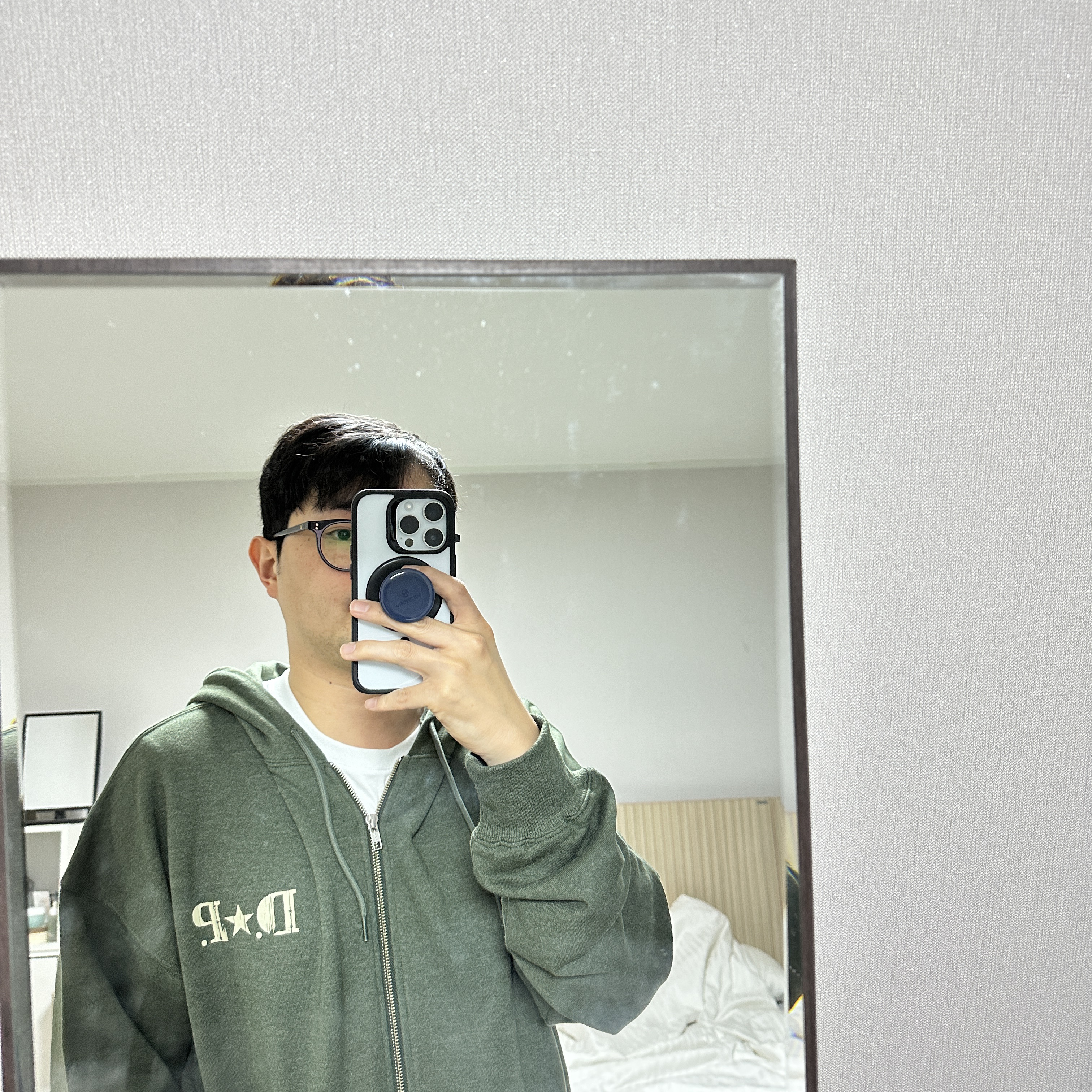 IAB Studio x D.P. Zip-Up Hoodie Dark Green 착용 스타일