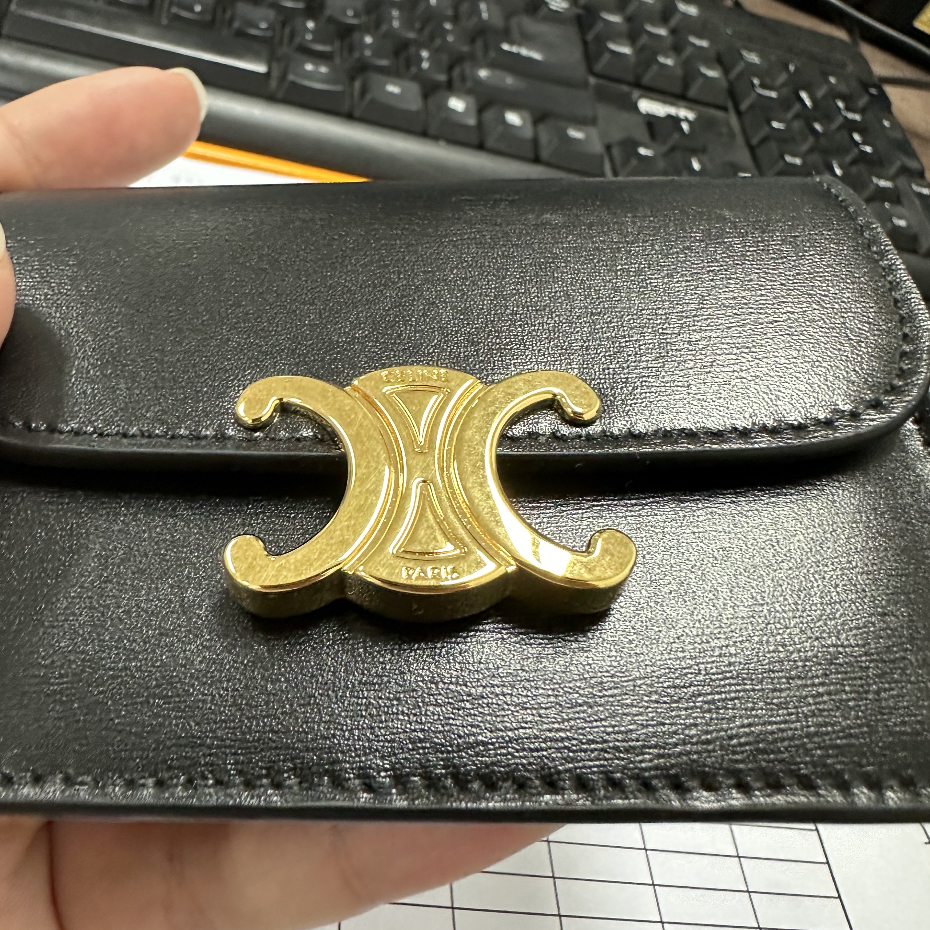Celine Card Holder with Flap in Shiny Calfskin Black 착용 스타일 - 3