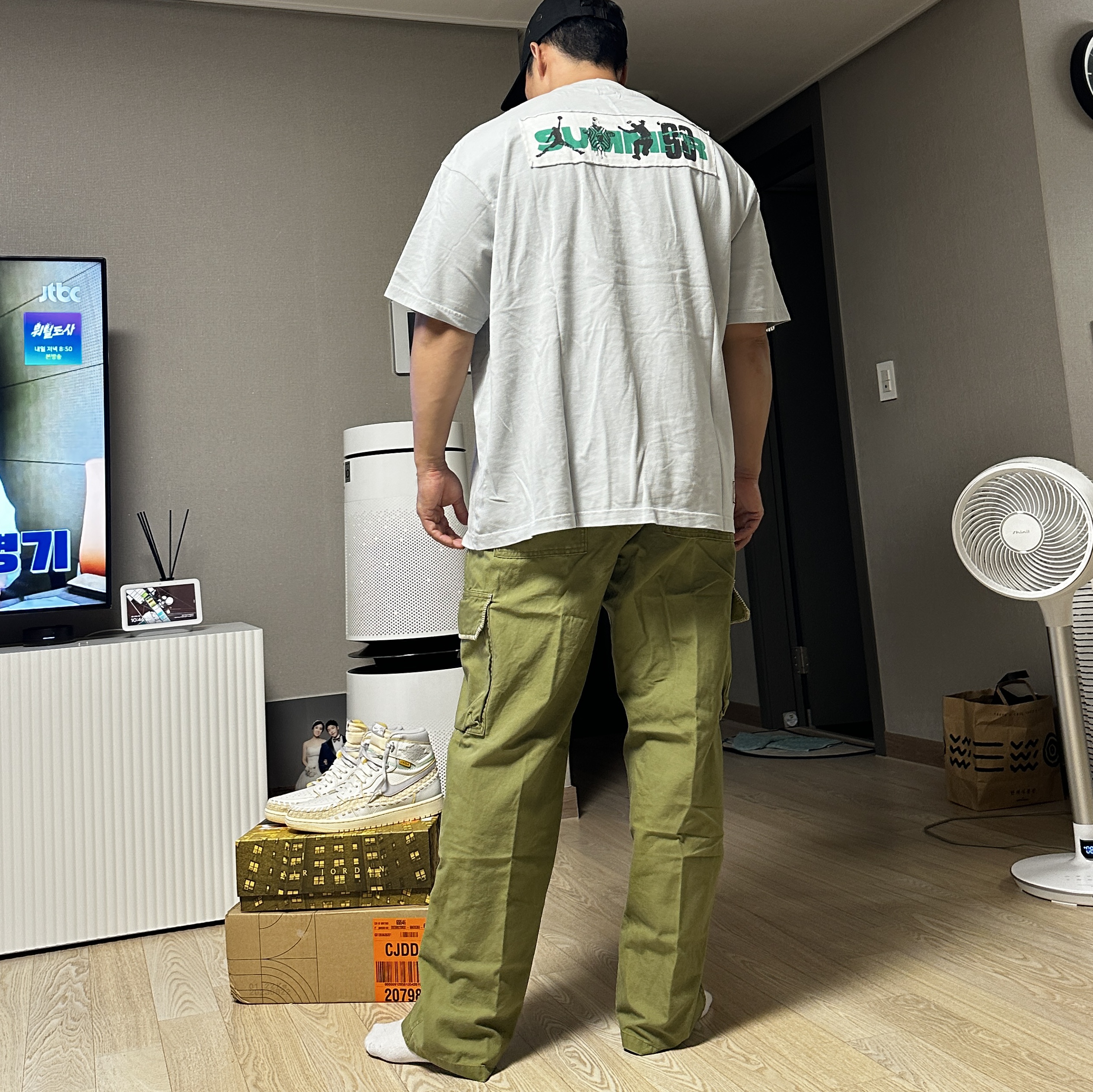 Jordan x Bephies Beauty Supply x Union T-Shirt Grey Fog (FD4246-097), Jordan x Bephies Beauty Supply x Union Cargo Pants Pilgrim (FD4248-378) 착용 스타일 - 2