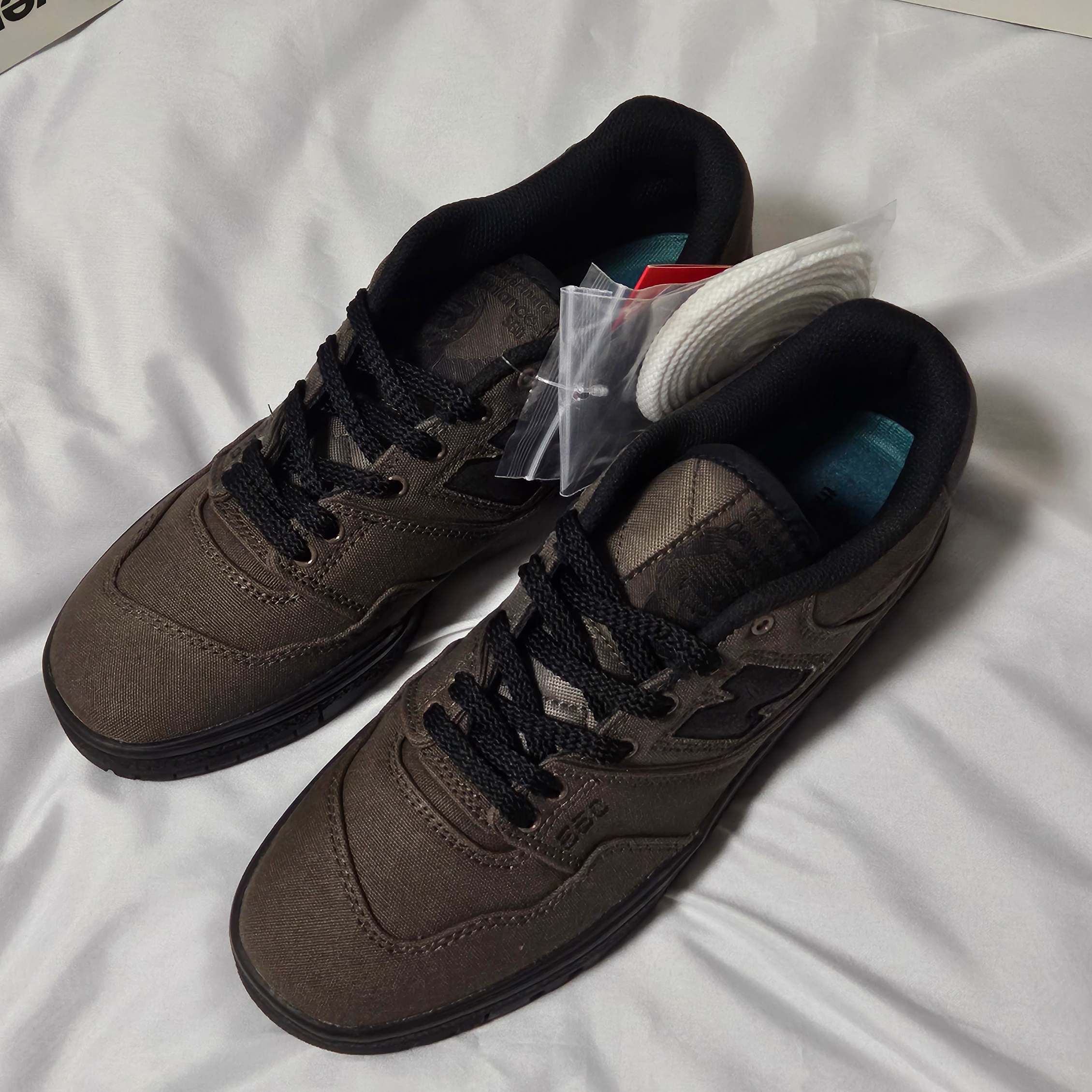 New Balance x Thisisneverthat 550 Brown Black 착용 스타일 - 4