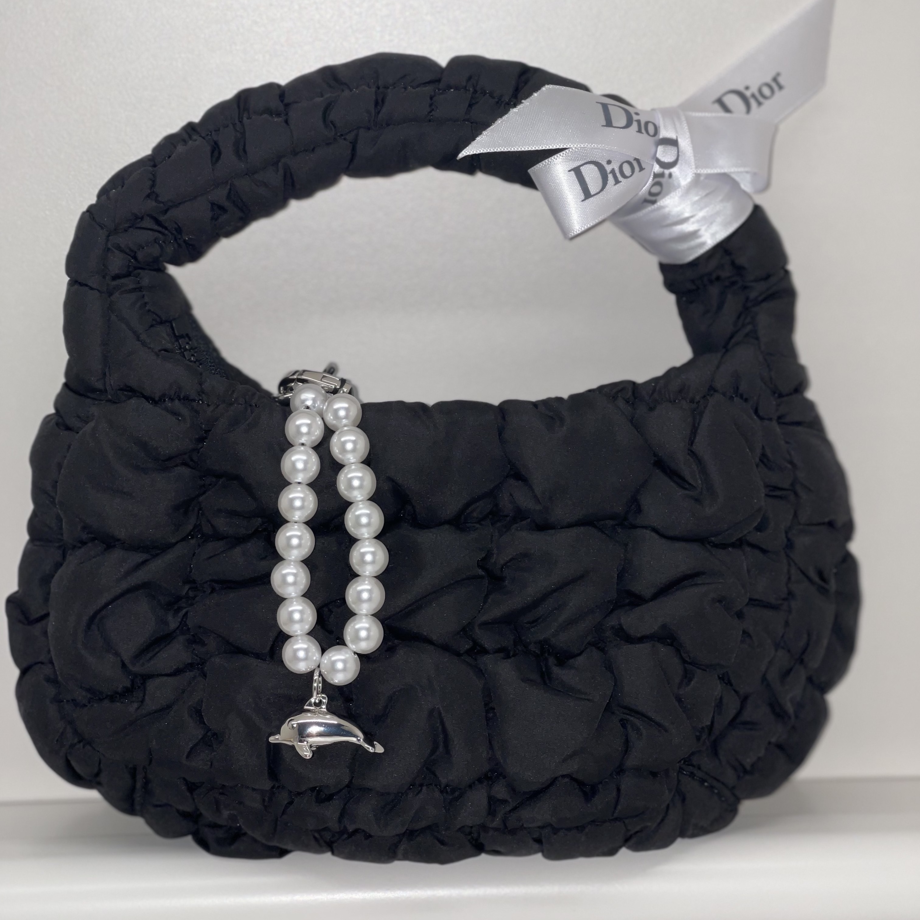 COS Quilted Micro Bag Black, NewJeans Get Up Beads Keyring White 착용 스타일 - 2