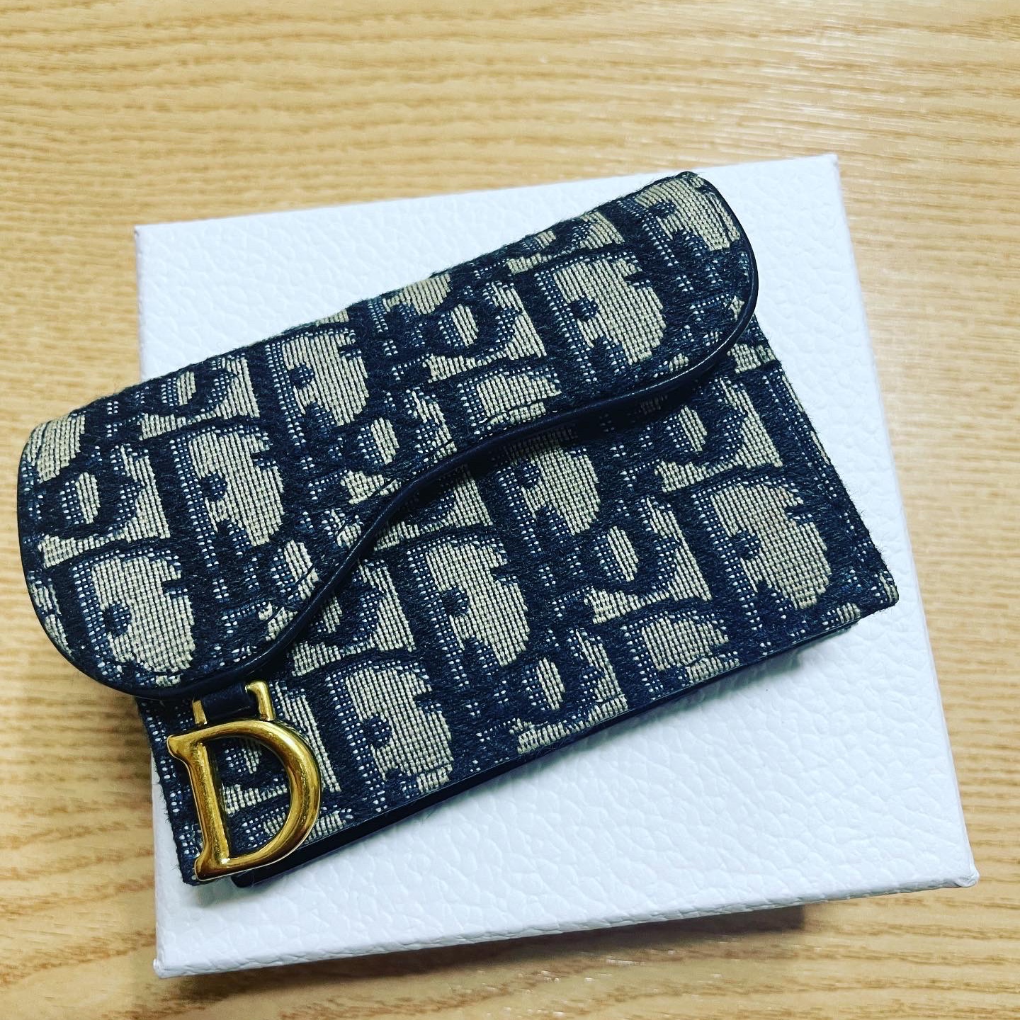 Dior Saddle Flap Card Holder Blue Dior Oblique Jacquard 착용 스타일 - 3