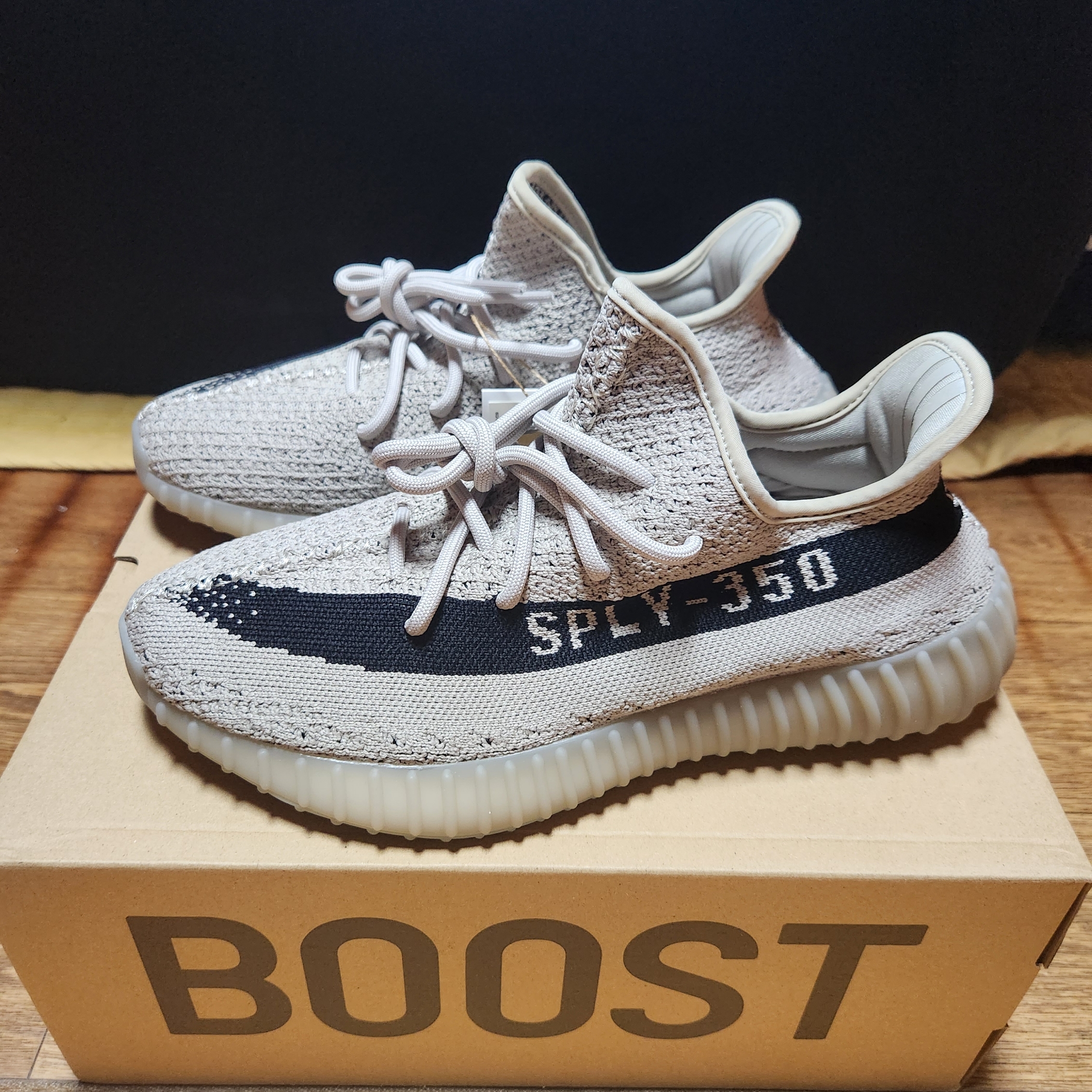 Adidas Yeezy Boost 350 V2 Slate Core Black 2022/2023 착용 스타일 - 3